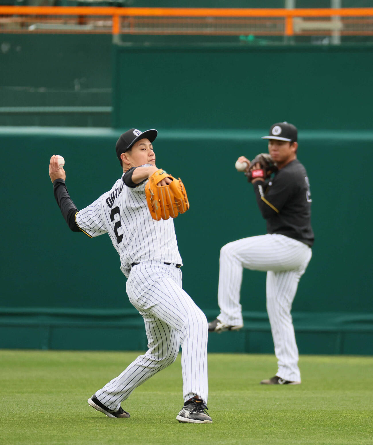 キャッチボールする阪神大竹。後方は村上（撮影・宮崎幸一）