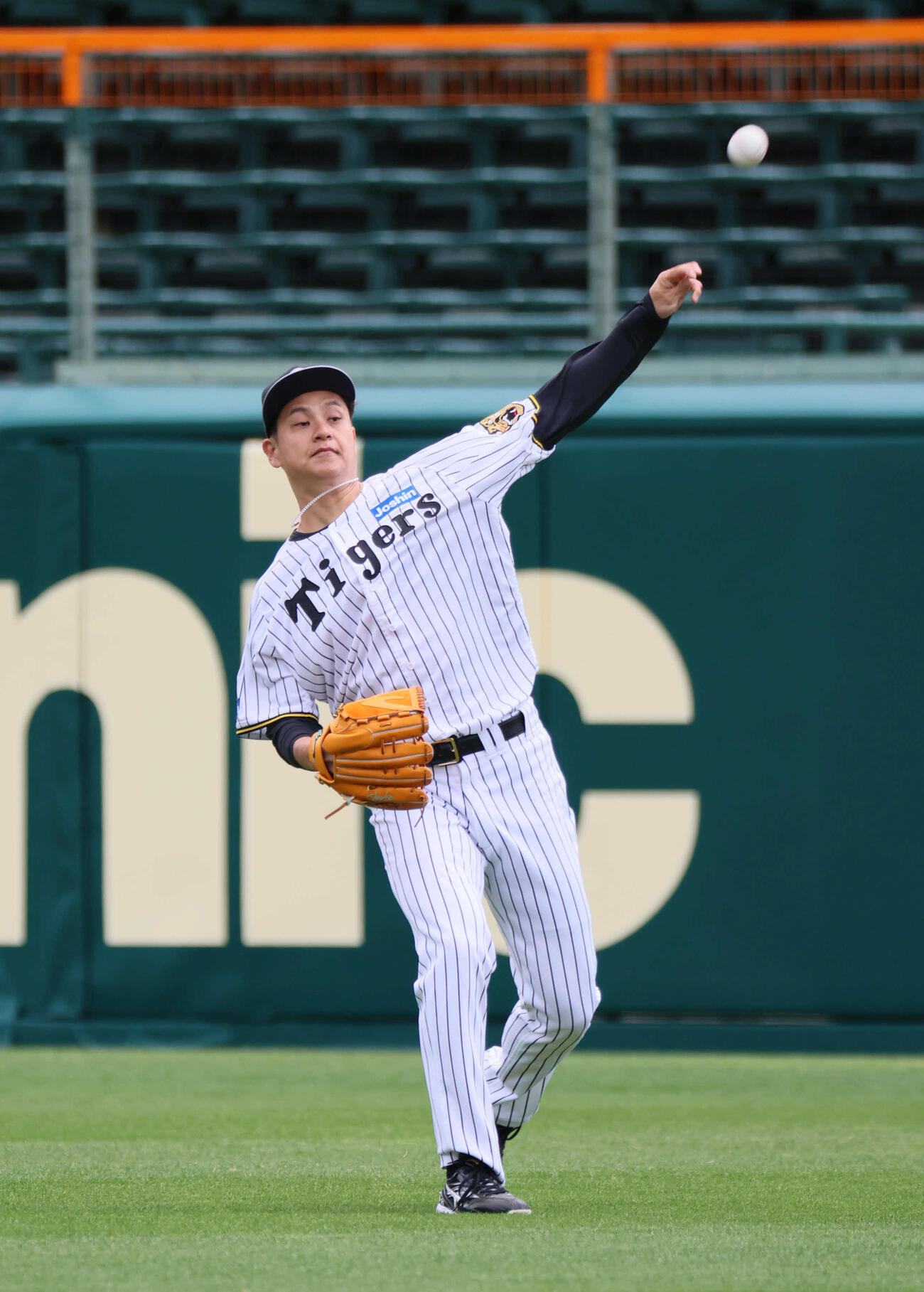 キャッチボールする阪神大竹。後方は村上（撮影・宮崎幸一）
