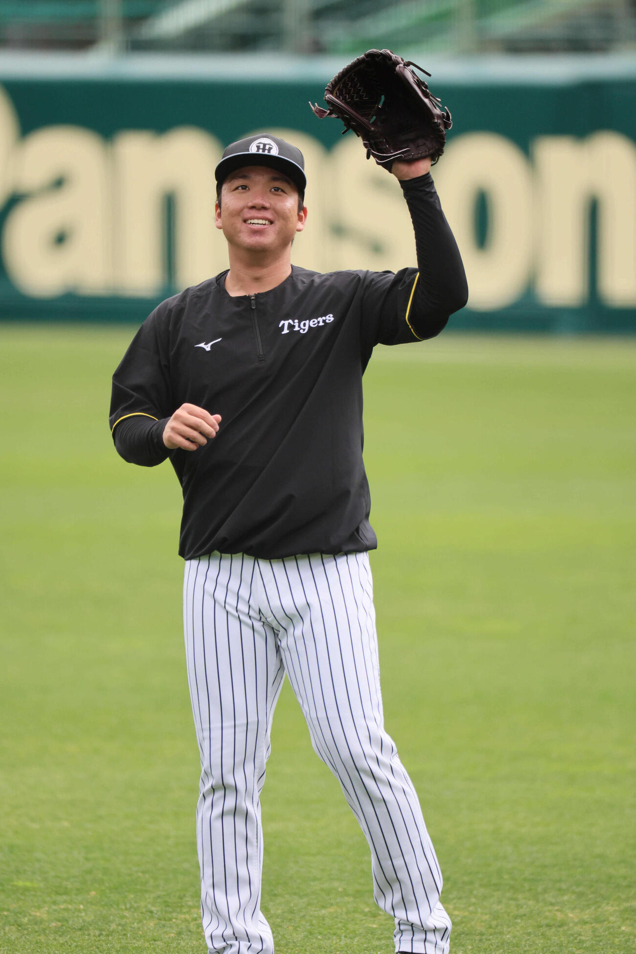 キャッチボールする阪神村上（撮影・宮崎幸一）