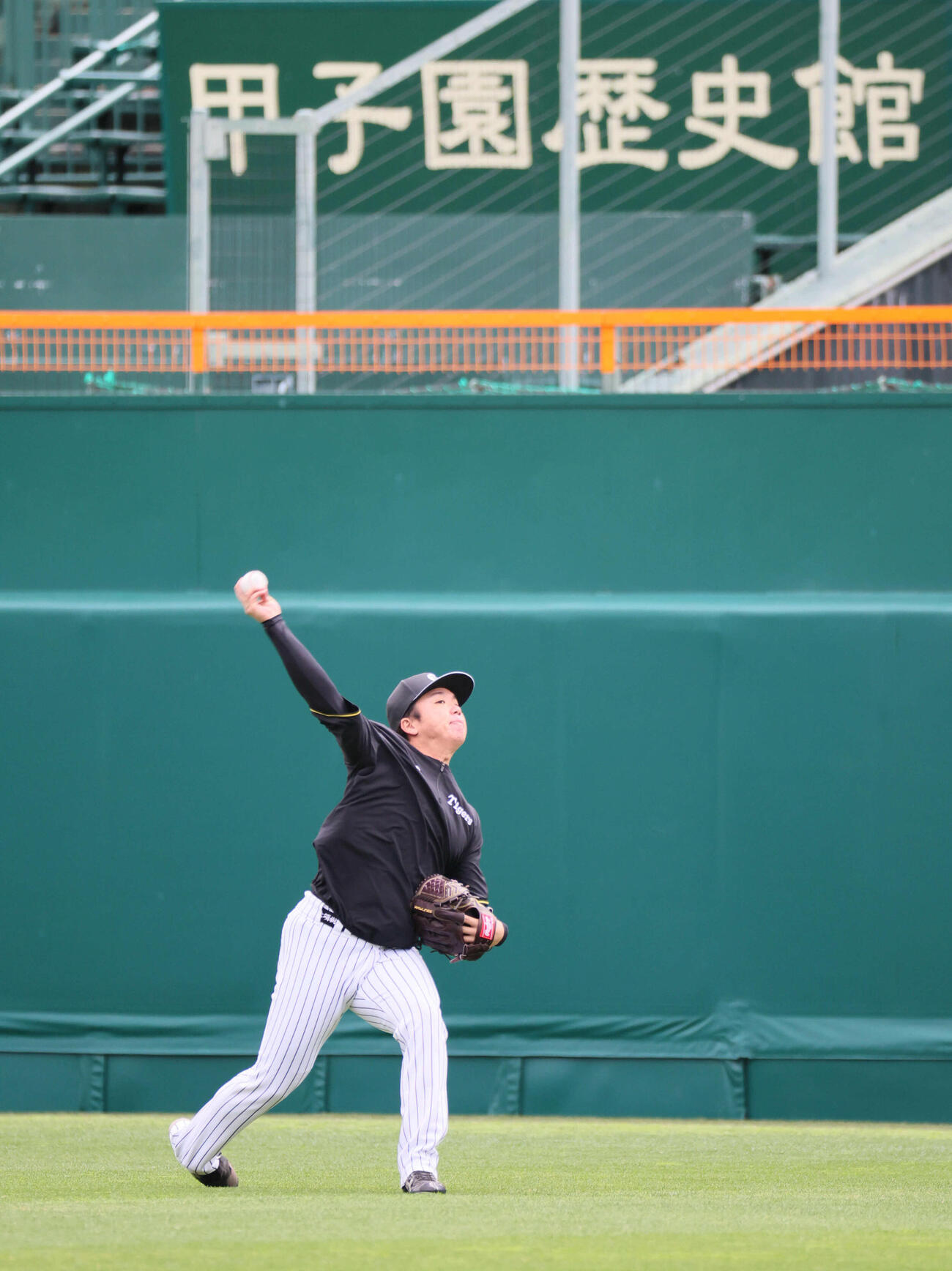 甲子園歴史館の看板の前でキャッチボールする阪神村上（撮影・宮崎幸一）