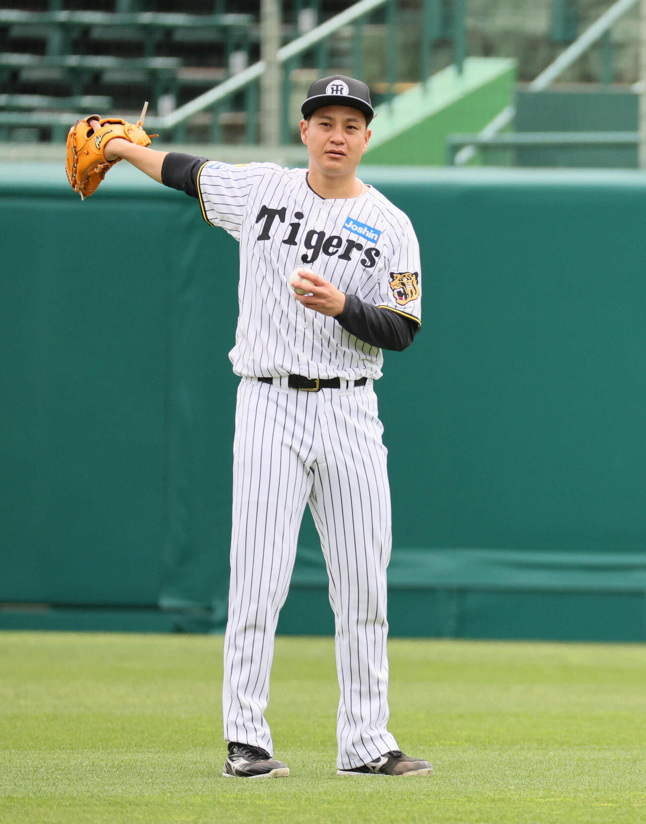 キャッチボールする阪神大竹（撮影・宮崎幸一）