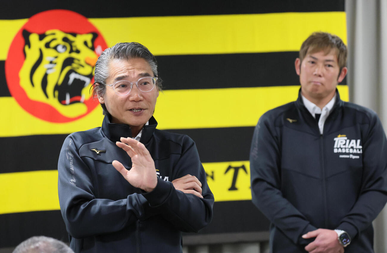 トライアルベースボール発足を発表する阪神野球振興室長を務める嶌村球団本部長（左）と岩田CA（撮影・宮崎幸一）