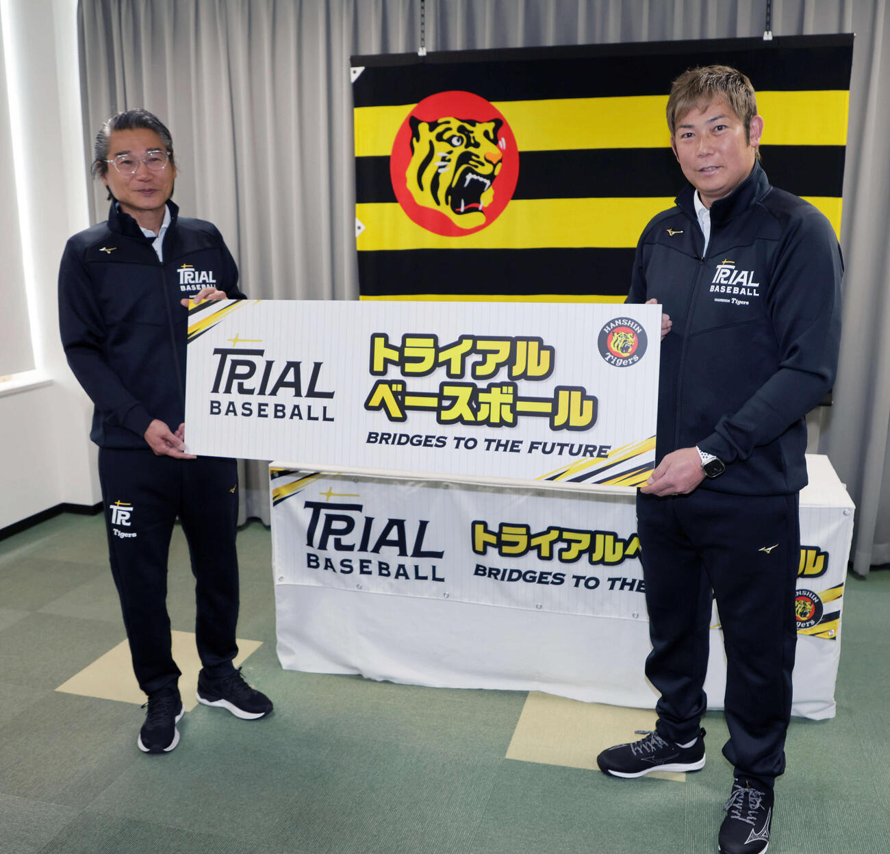 トライアルベースボール発足を発表する阪神野球振興室長を務める嶌村球団本部長（左）と岩田CA（撮影・宮崎幸一）
