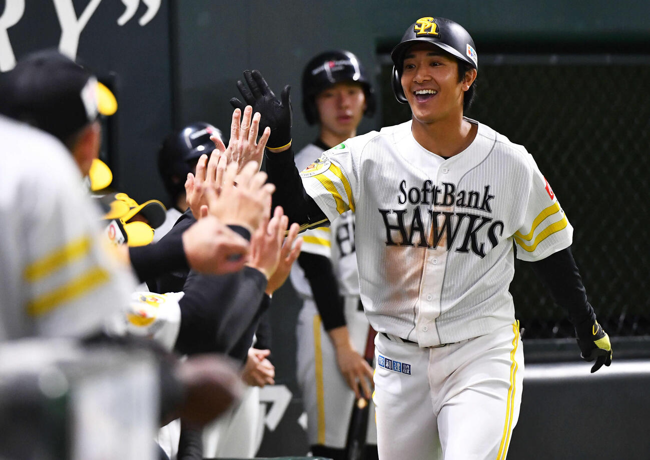 ソフトバンク対ヤクルト　3回裏ソフトバンク2死、右越え本塁打を放ち、笑顔でタッチを交わす柳町（撮影・岩下翔太）
