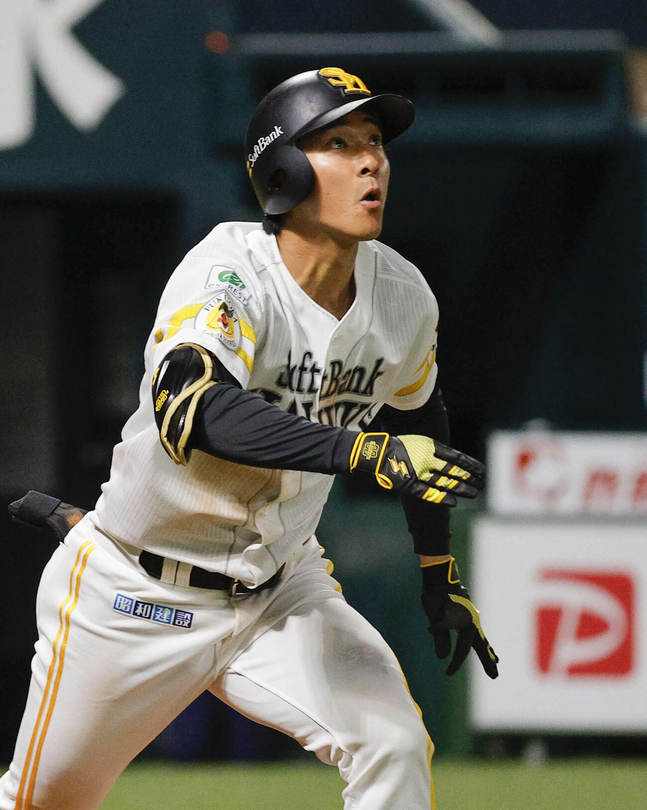 3回、右越えに本塁打を放つソフトバンク・柳町（共同）