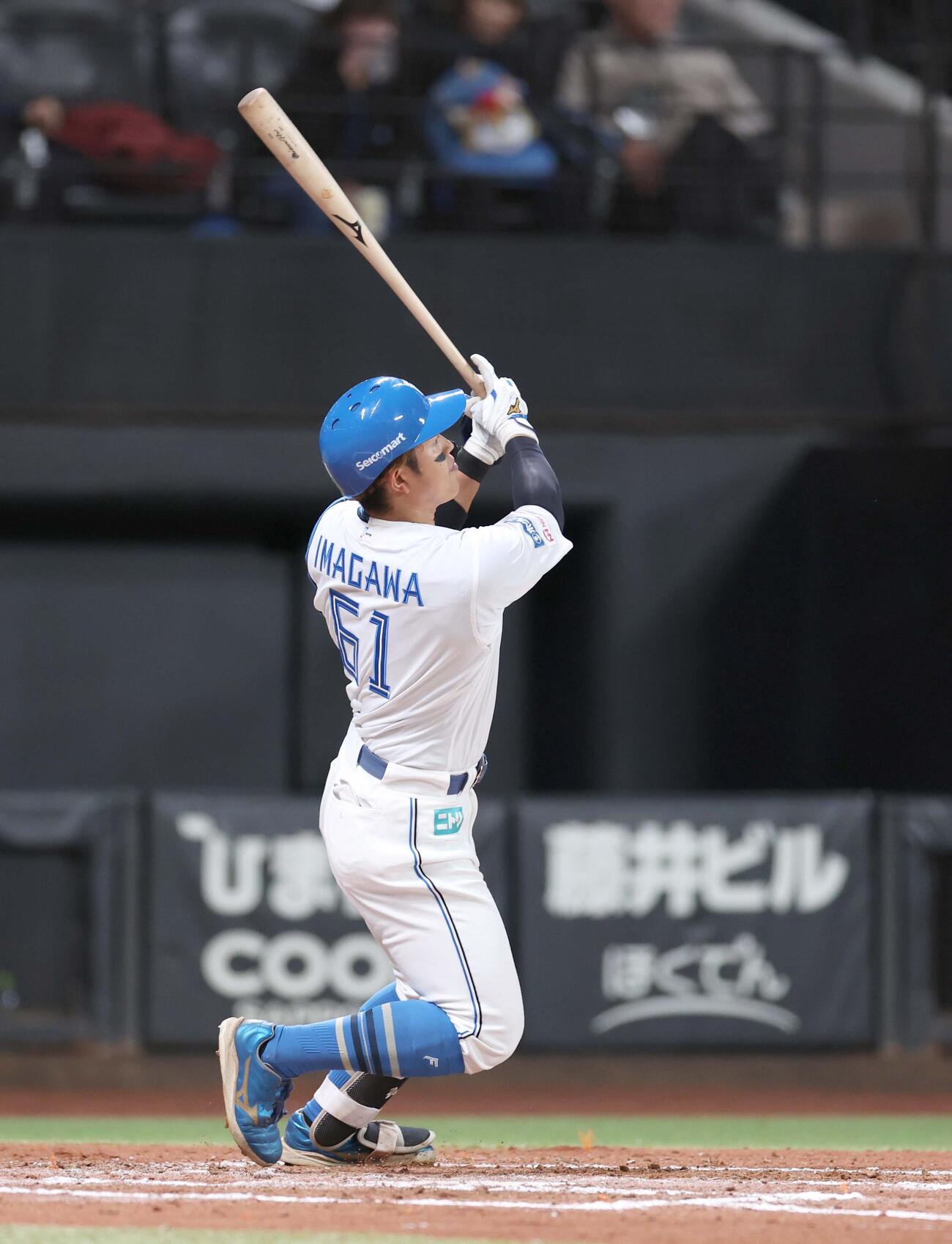 日本ハム対西武　7回裏日本ハム2死、左越え本塁打を放つ今川（撮影・黒川智章）