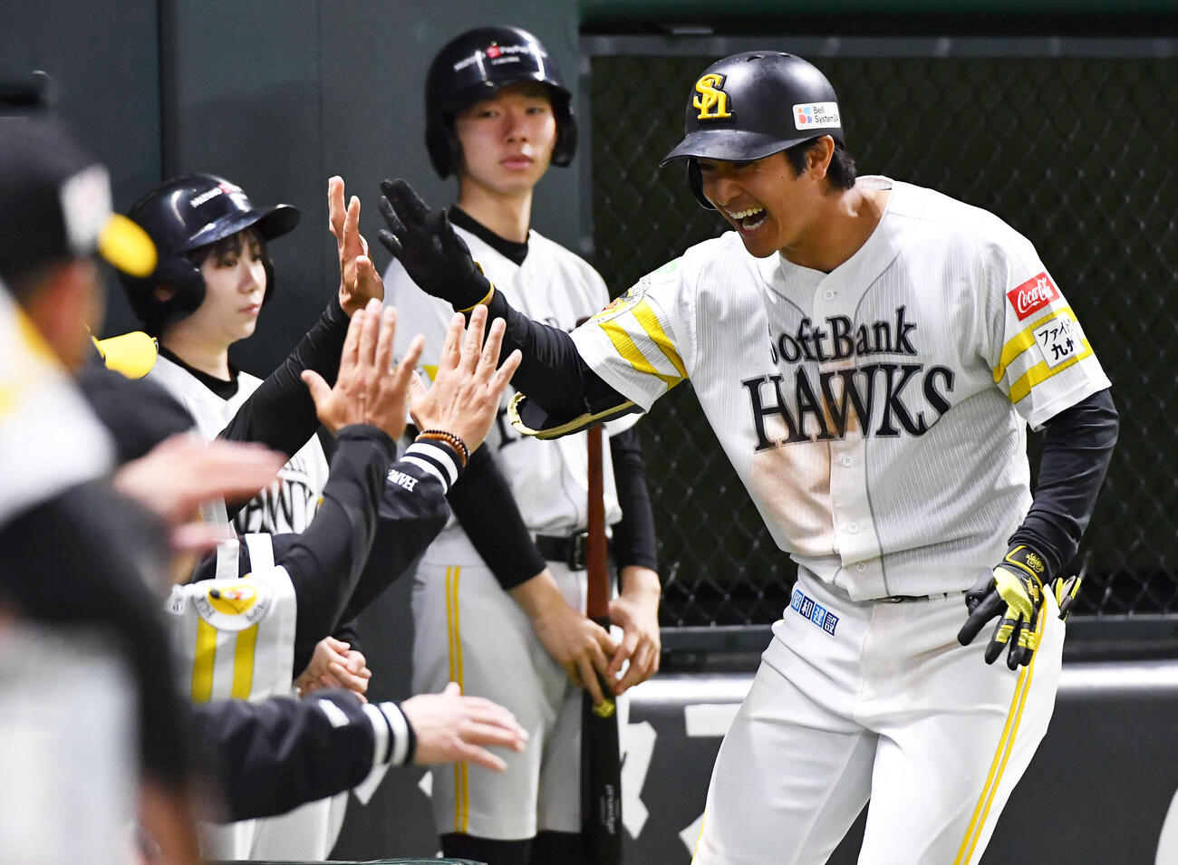 ソフトバンク対ヤクルト　3回裏ソフトバンク2死、右越え本塁打を放ち、笑顔でタッチを交わす柳町（撮影・岩下翔太）