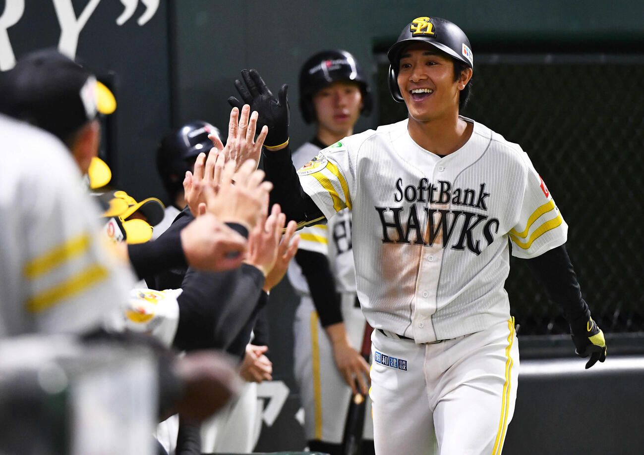 ソフトバンク対ヤクルト　3回裏ソフトバンク2死、右越え本塁打を放ち、笑顔でタッチを交わす柳町（撮影・岩下翔太）
