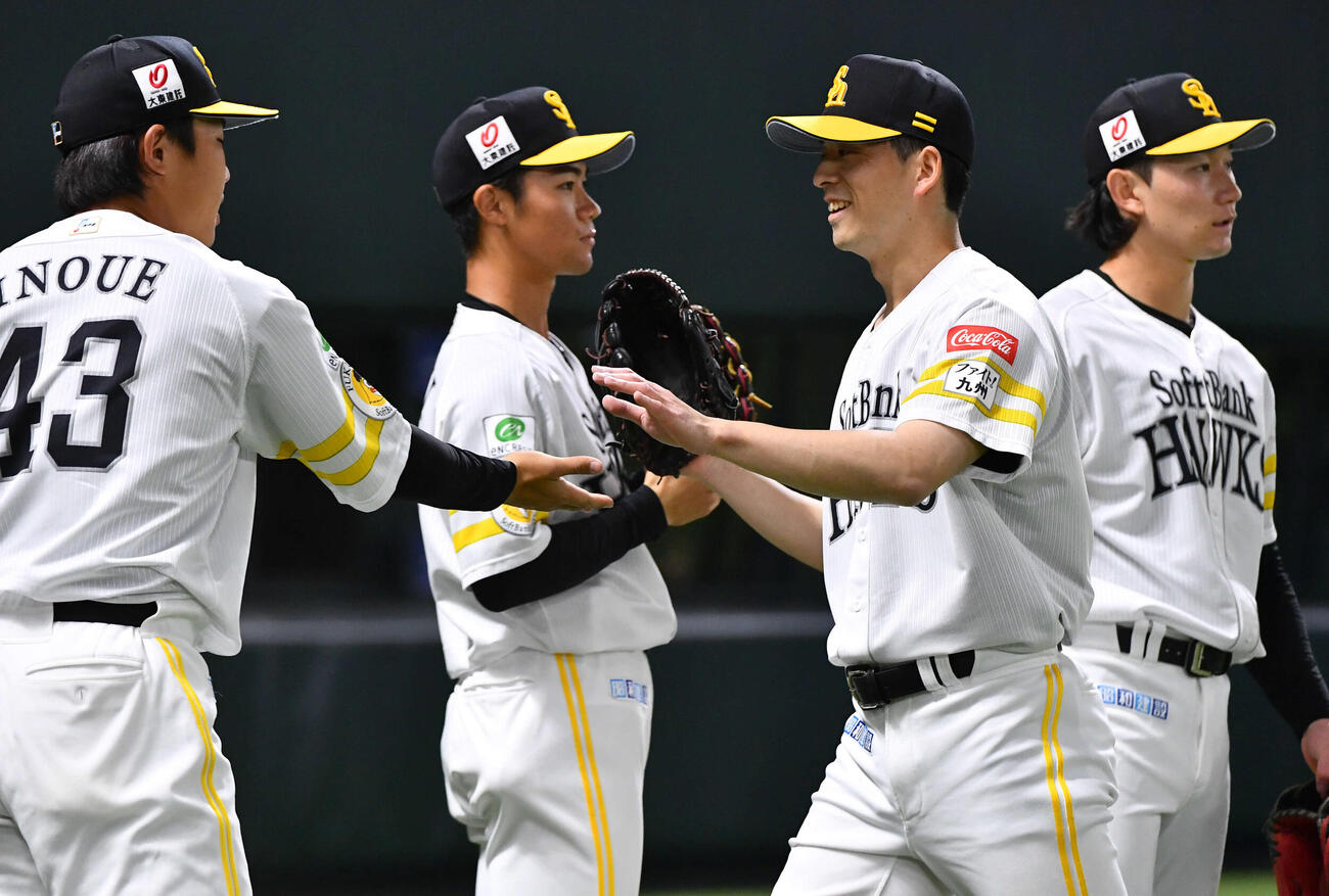 ソフトバンク対ヤクルト　1回表を3者凡退に抑えた大関（右から2人目）はナインと笑顔でタッチを交わしながらベンチへ戻る（撮影・岩下翔太）