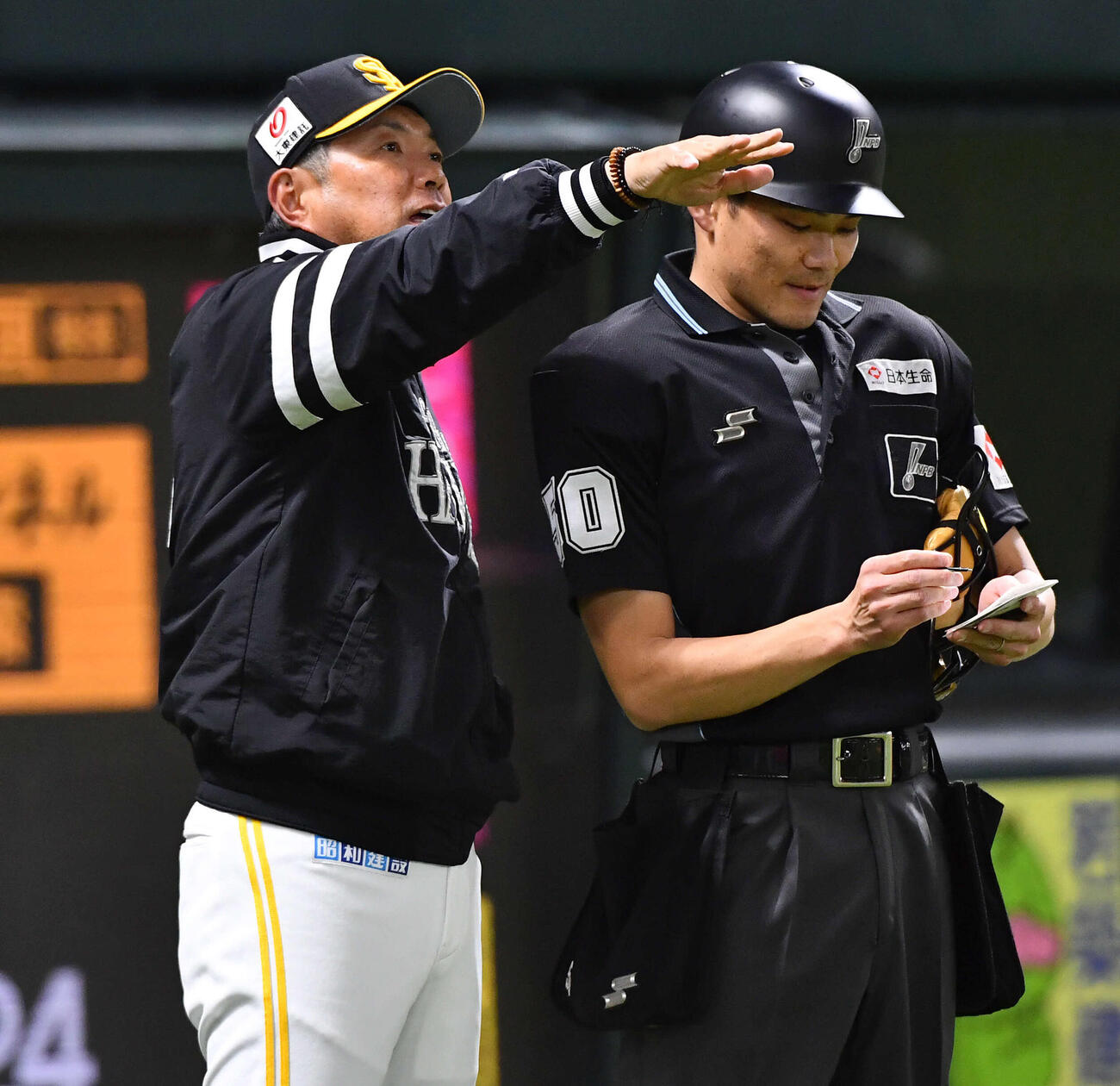 ソフトバンク対ヤクルト　7回裏終了後、投手の交代を告げる小久保監督（撮影・岩下翔太）