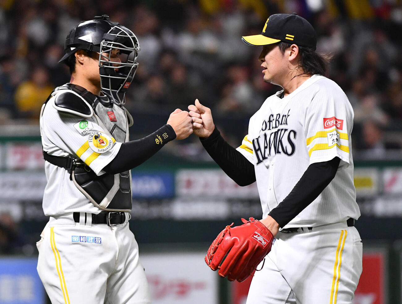 ソフトバンク対ヤクルト　9回表を無失点に抑え、渡辺（左）とグータッチを交わす杉山（撮影・岩下翔太）
