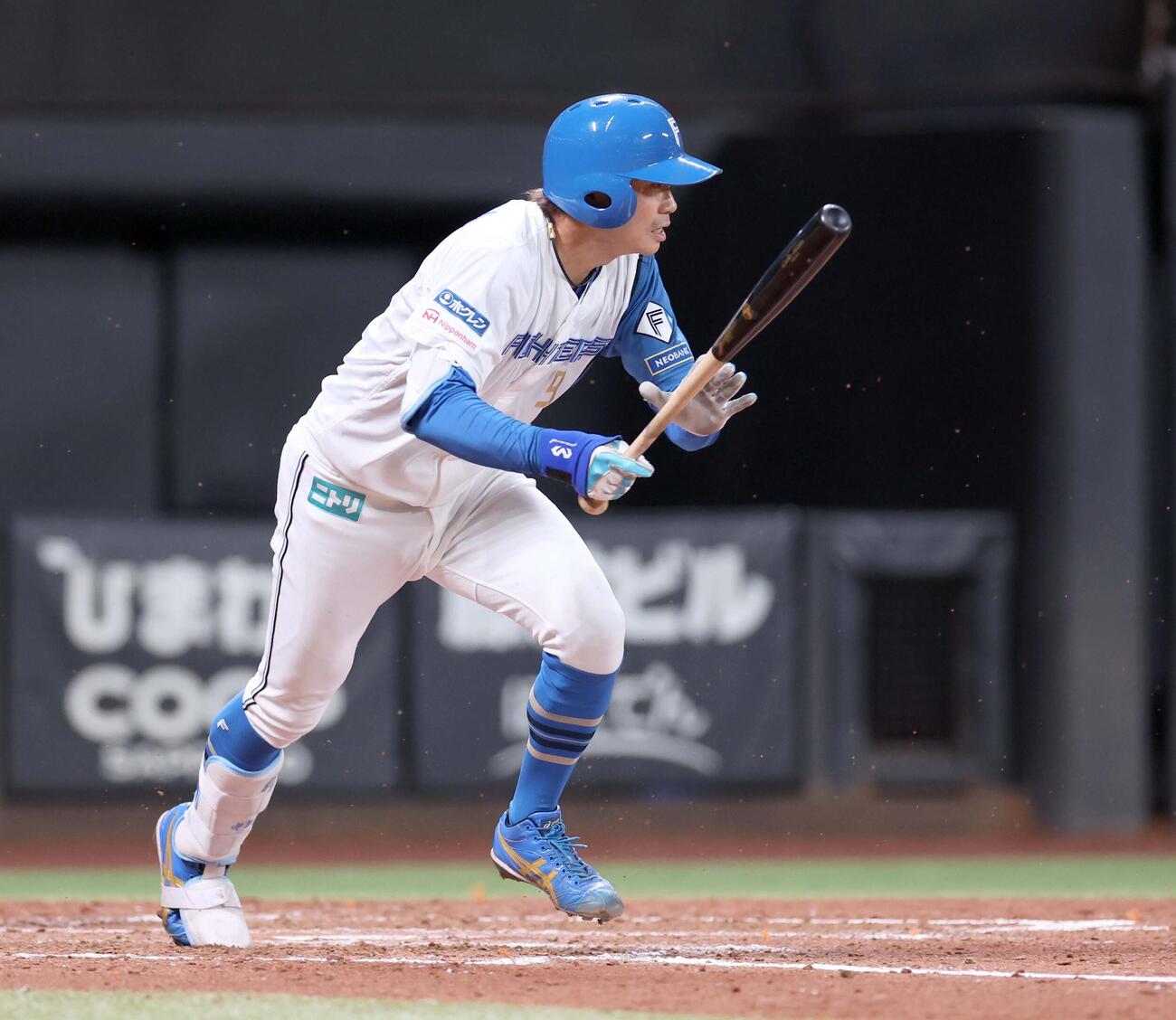 日本ハム対西武　5回裏日本ハム1死一、三塁、投前適時打を放つ中島（撮影・黒川智章）