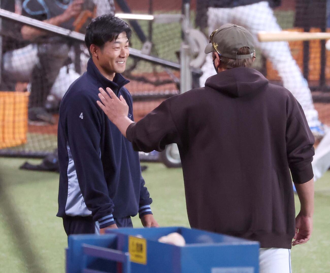 日本ハム対西武　西武に移籍した石井（左）と話す新庄監督（撮影・黒川智章）