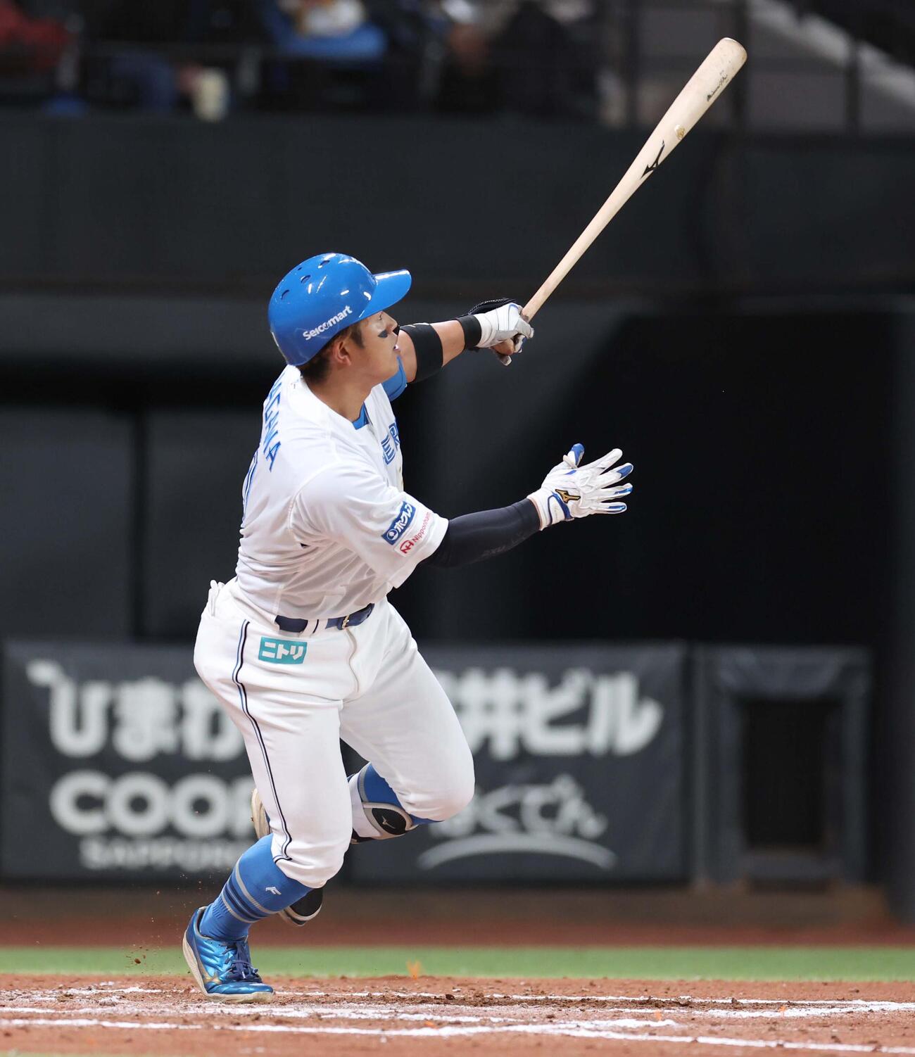 日本ハム対西武　7回裏日本ハム2死、左越え本塁打を放つ今川（撮影・黒川智章）