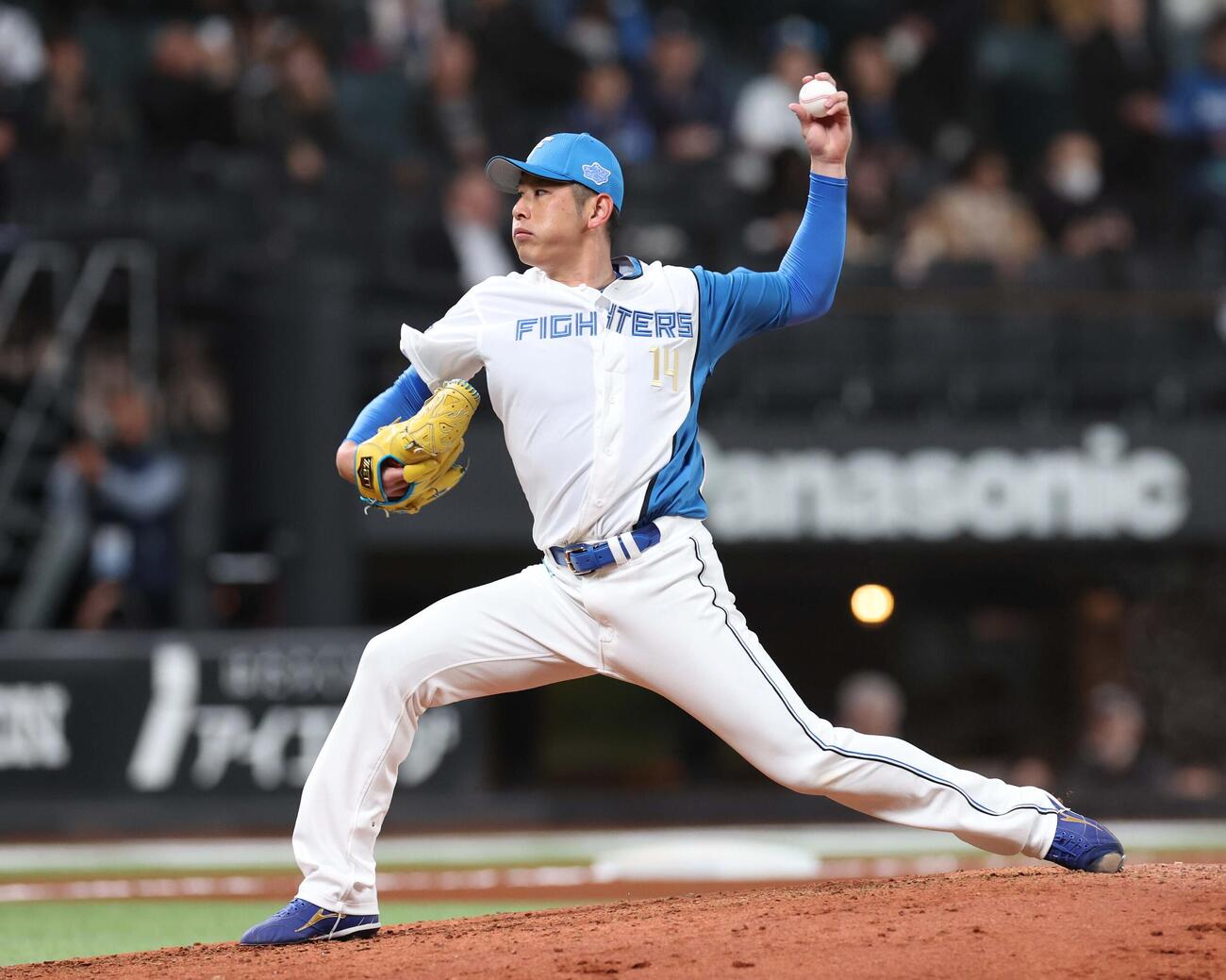 日本ハム対西武　6回から登板の加藤貴（撮影・黒川智章）