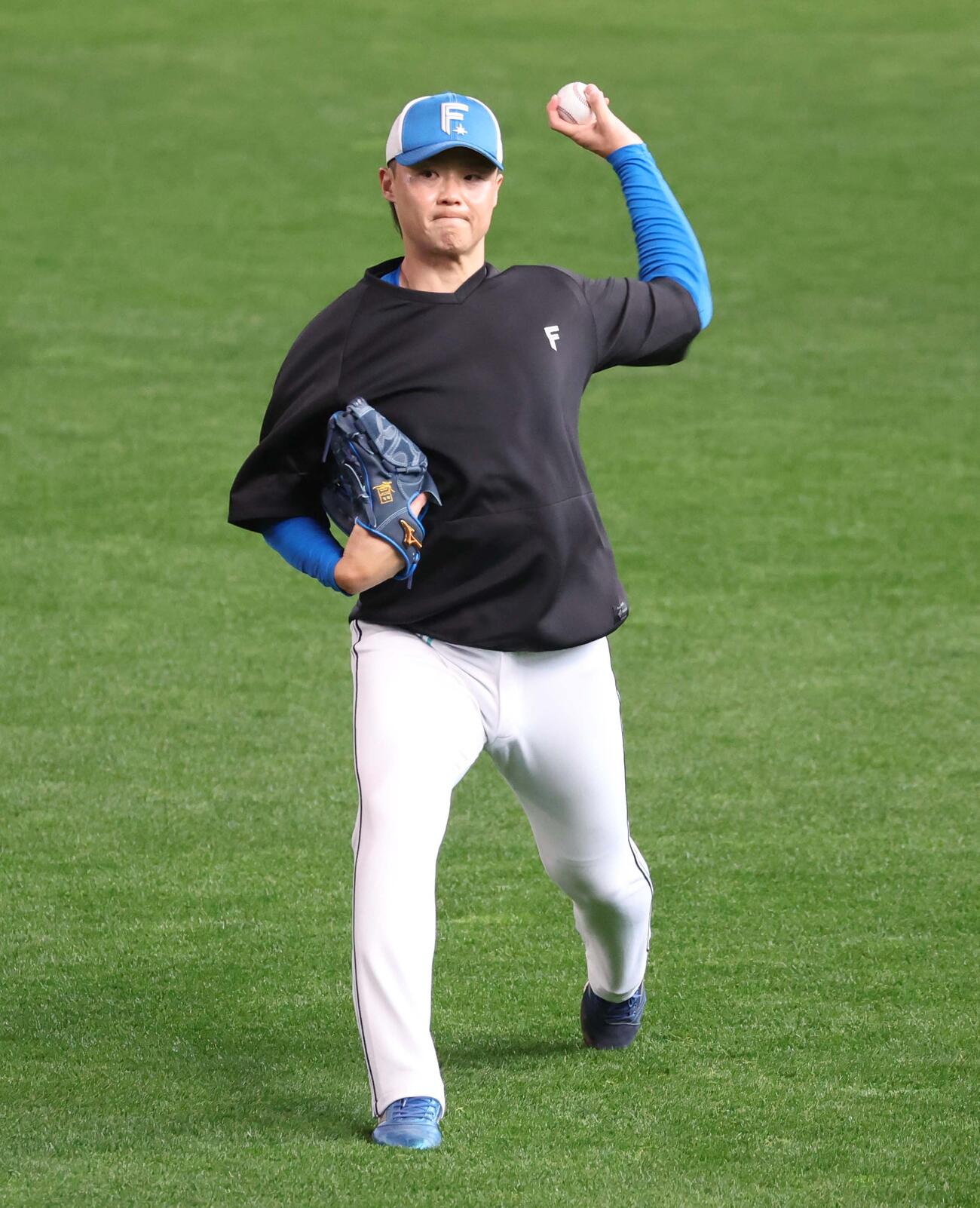 日本ハム対西武　キャッチボールする山崎（撮影・黒川智章）