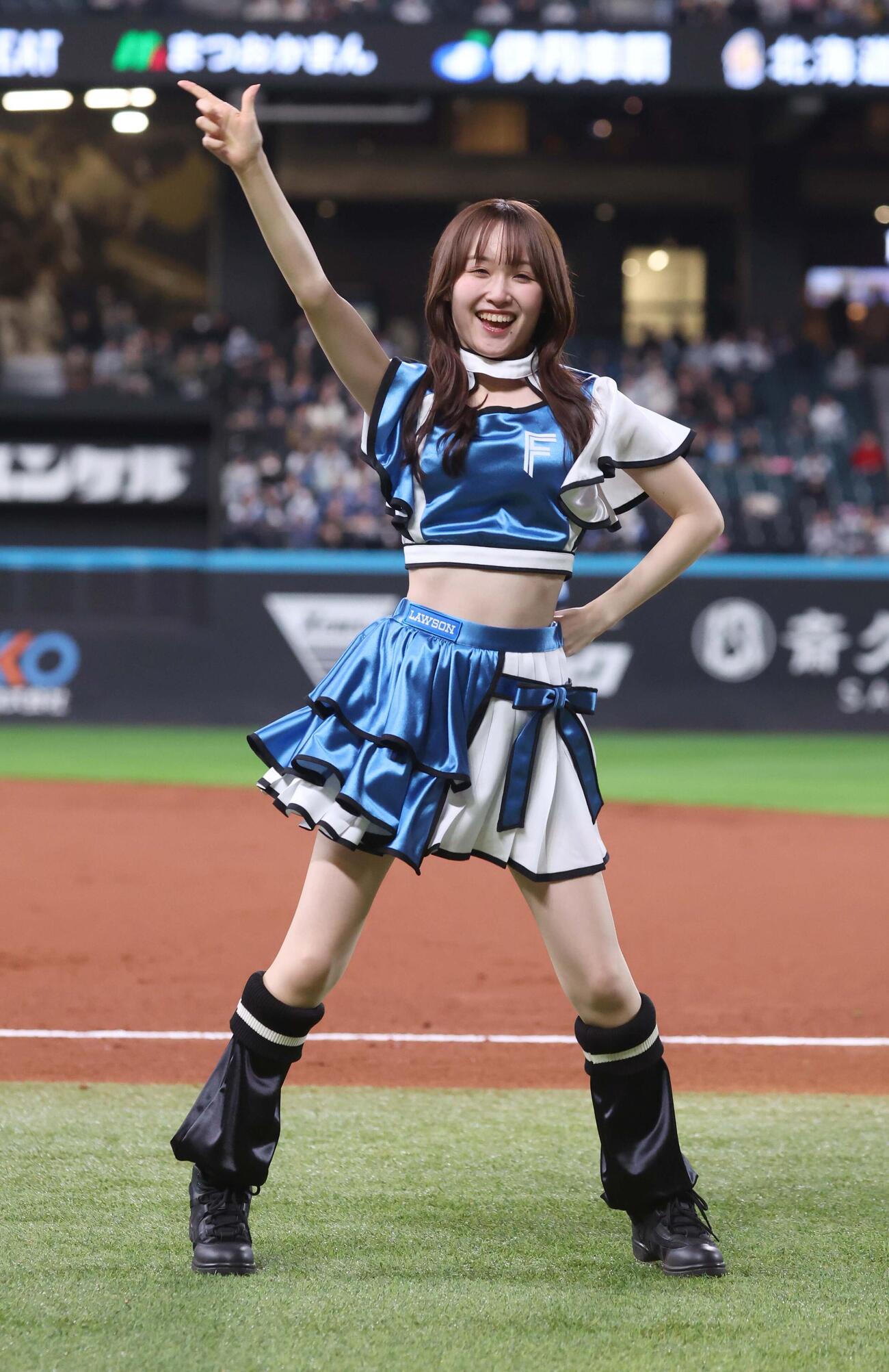 日本ハム対西武　新衣装で踊るファイターズガール（撮影・黒川智章）