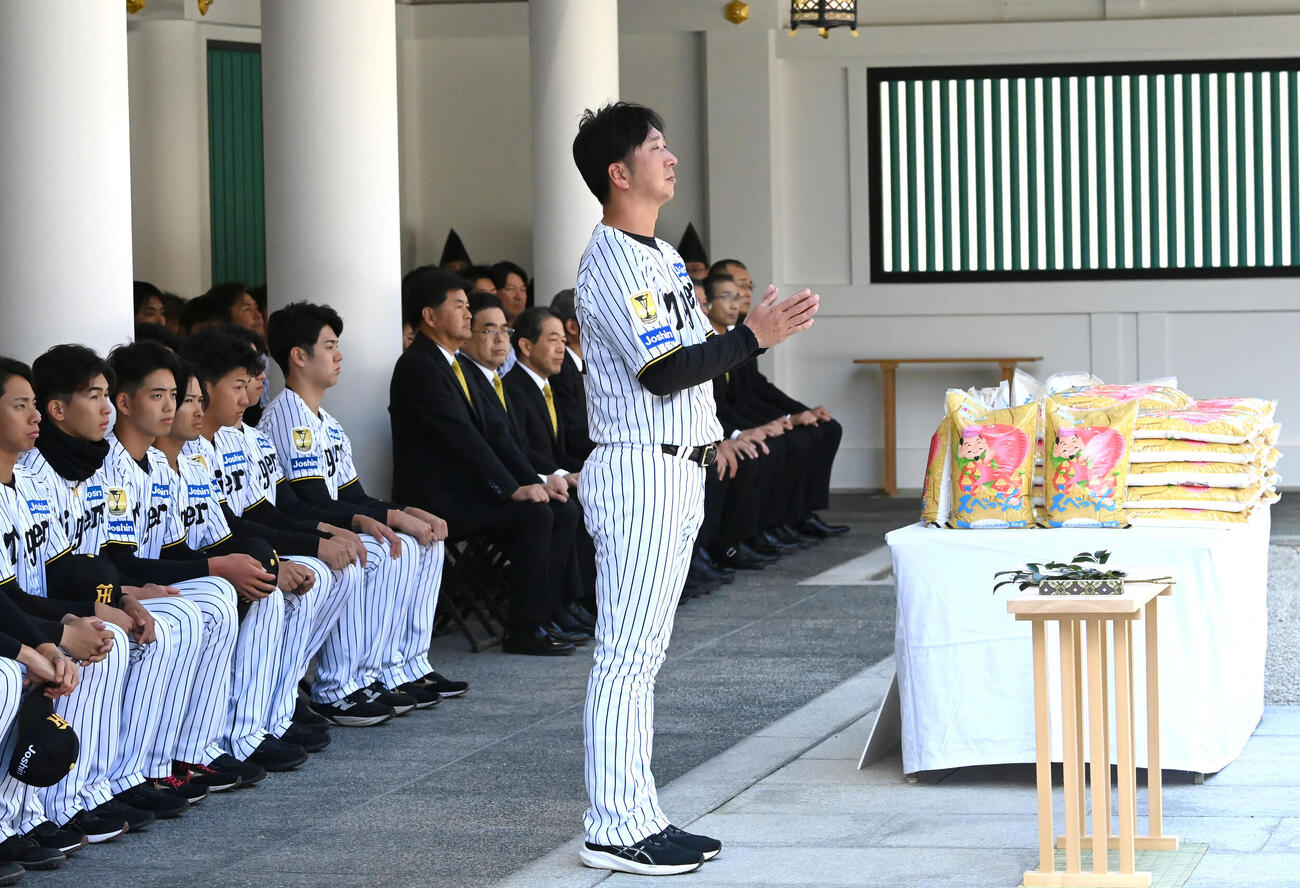 必勝祈願をする阪神藤川監督（中央）、阪神ナイン、関係者ら（撮影・石井愛子）