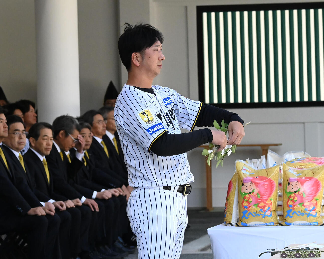 必勝祈願を行い玉串をささげる阪神藤川監督（撮影・石井愛子）