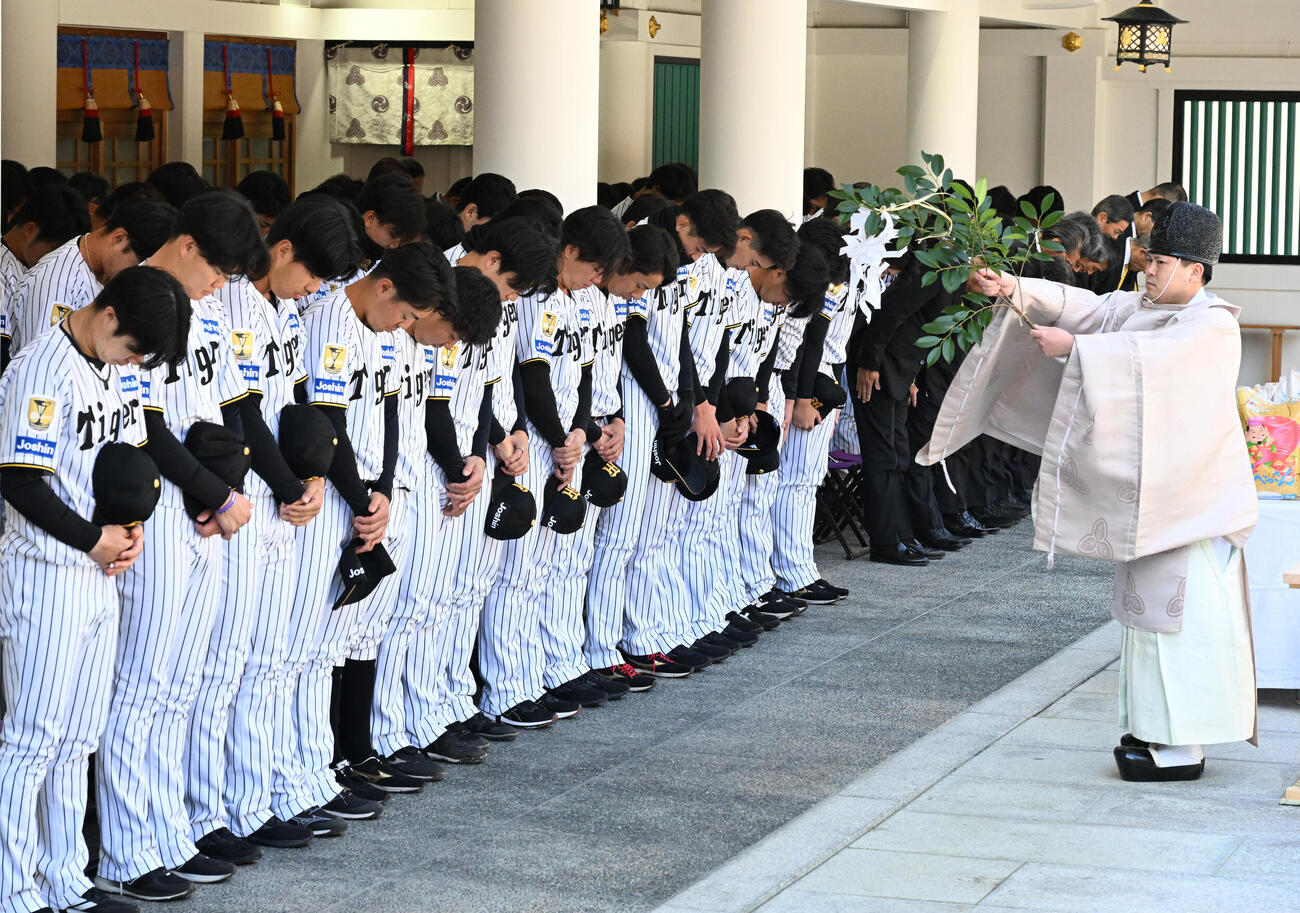 必勝祈願をする阪神ナイン、関係者ら（撮影・石井愛子）