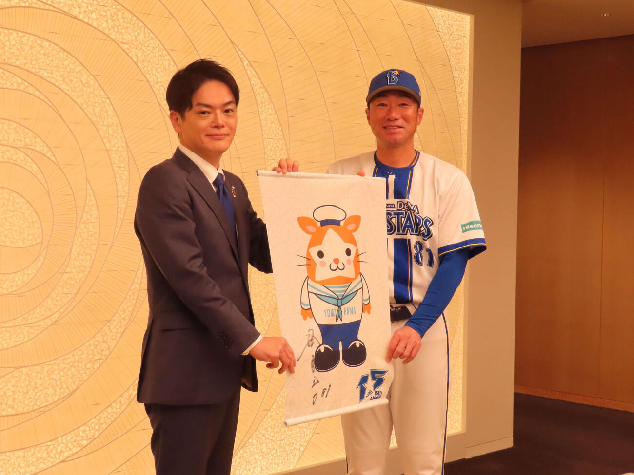 山中横浜市長（左）を表敬訪問したDeNA相川監督