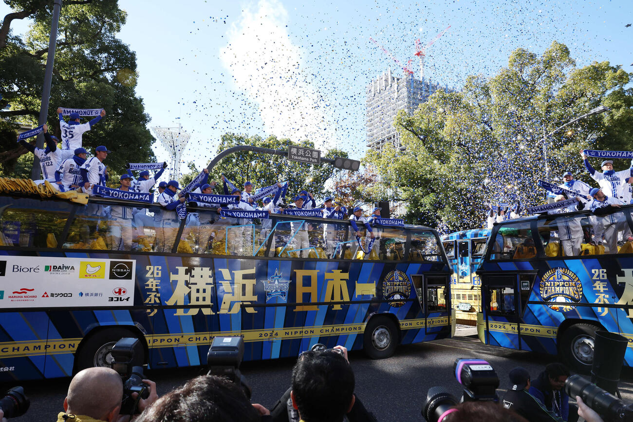 DeNA日本一優勝パレード2024クロージングセレモニーでオープンバスからタオルを掲げる選手たち（2024年11月撮影）