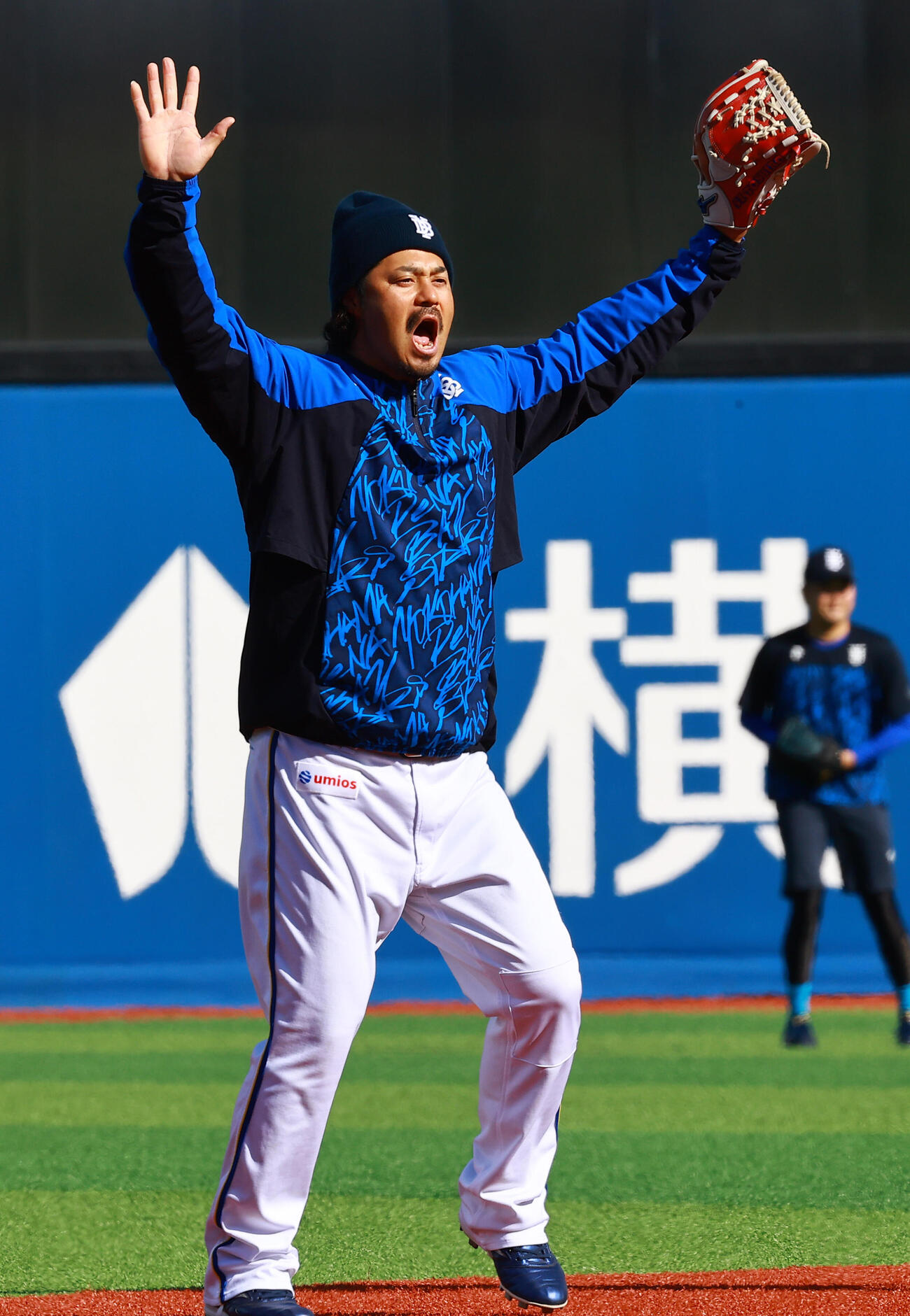 DeNA対中日　ノックを受けるDeNA宮﨑（撮影・野上伸悟）