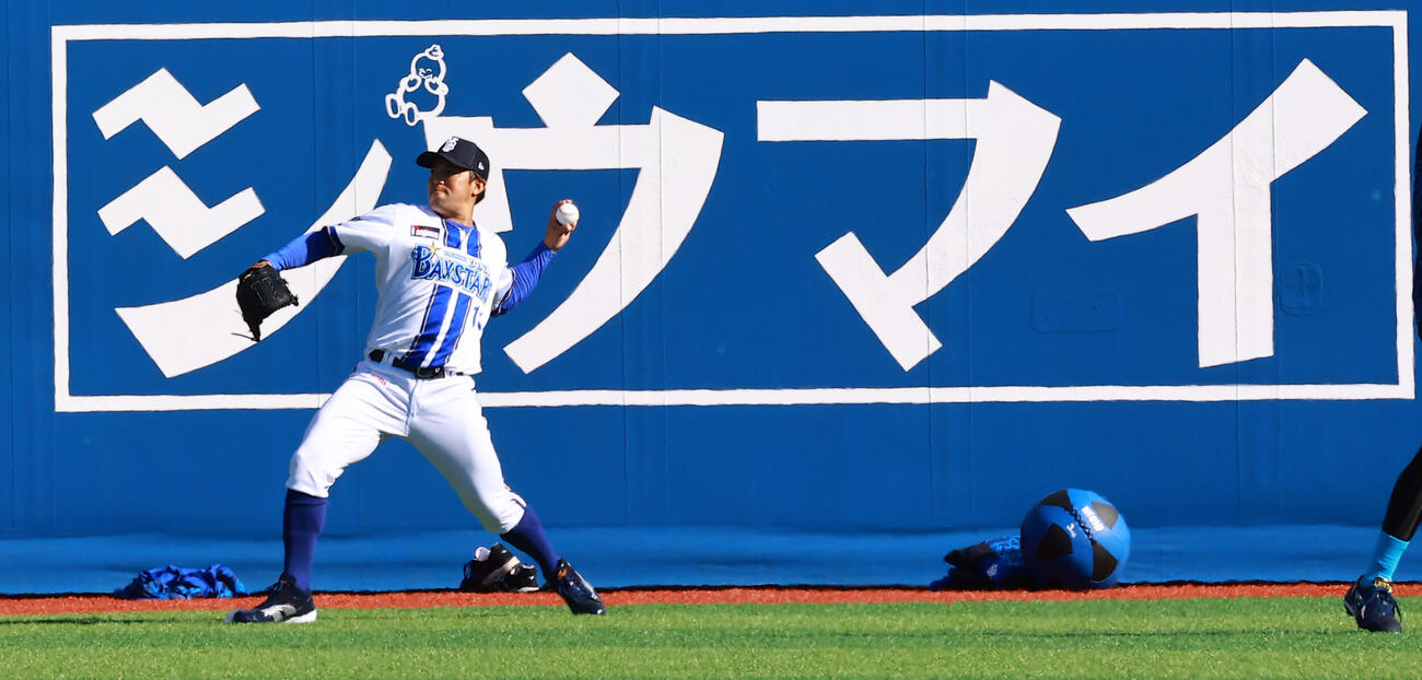 DeNA対中日　キャッチボールするDeNA東（撮影・野上伸悟）