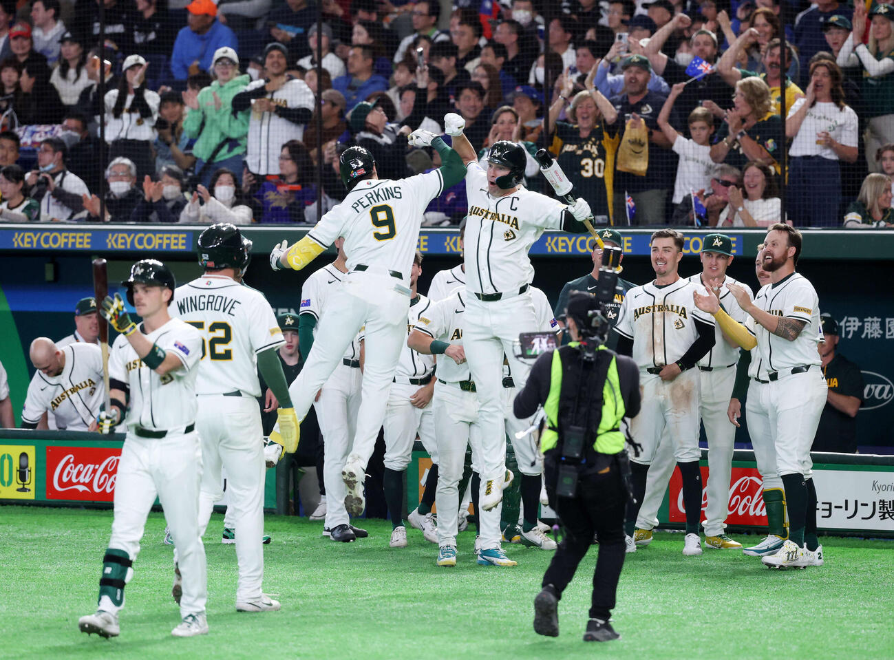 オーストラリア対台湾　5回裏オーストラリア無死一塁、パーキンス（左から3人目）の右中間2点本塁打を喜び迎える選手たち（撮影・鈴木正人）　