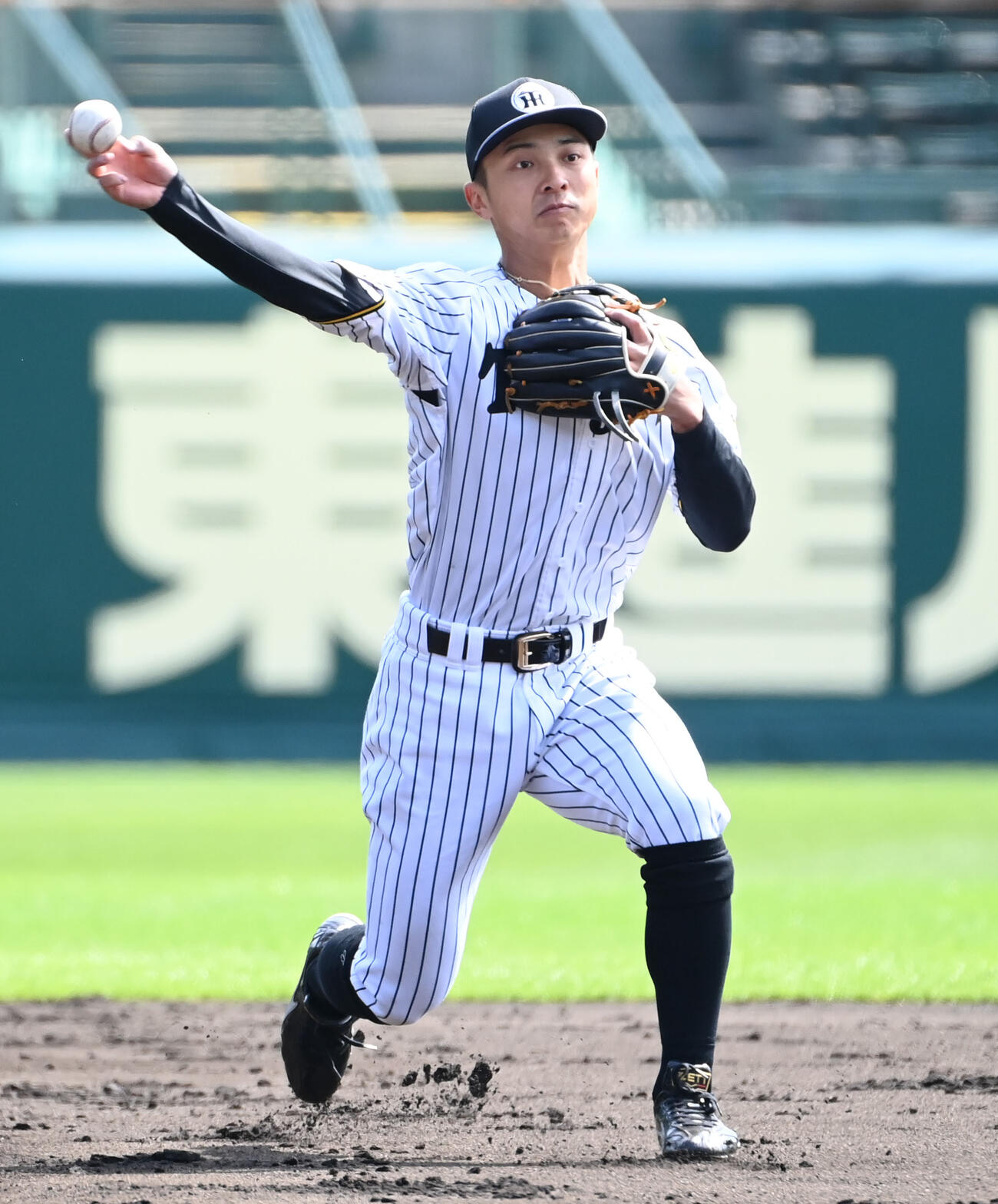 ノックを受ける阪神熊谷（撮影・石井愛子）