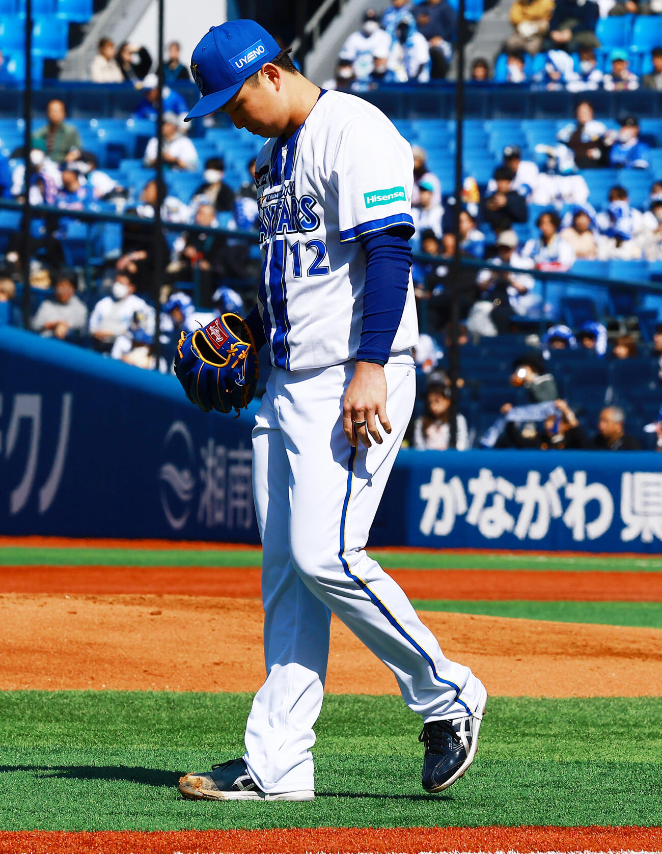 DeNA対中日　1回表中日2死一塁、福永に中前打を許しうつむく竹田祐（撮影・野上伸悟）