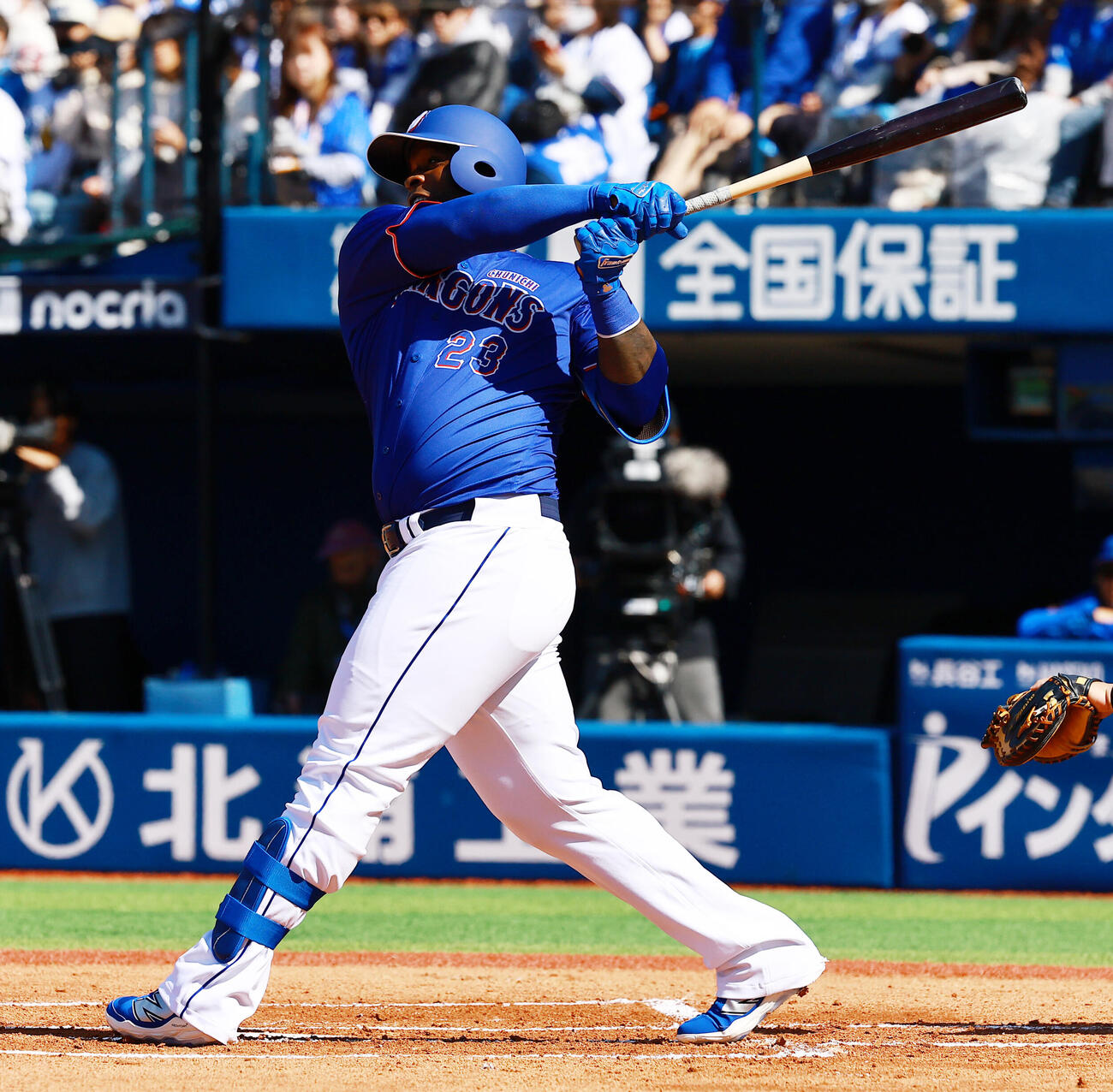 DeNA対中日　1回表中日2死二塁、右前適時打を放つサノー（撮影・野上伸悟）