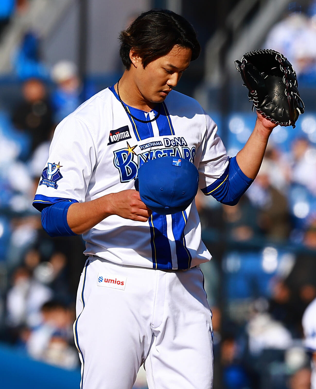 DeNA対中日　7回表中日無死、鵜飼航丞に死球を与え謝る藤浪（撮影・野上伸悟）