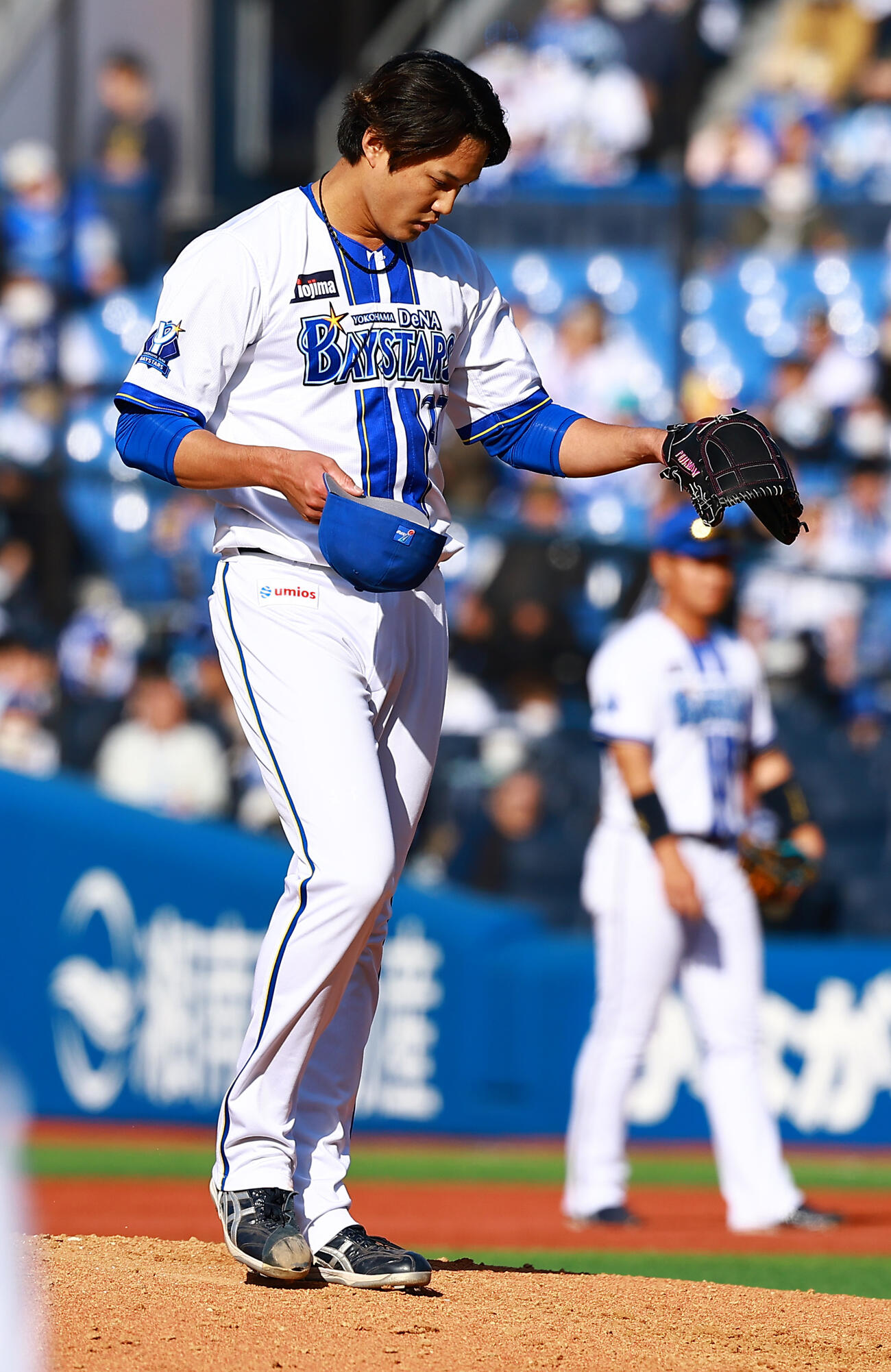 DeNA対中日　7回表中日無死、鵜飼航丞に四球を与え謝る藤浪（撮影・野上伸悟）