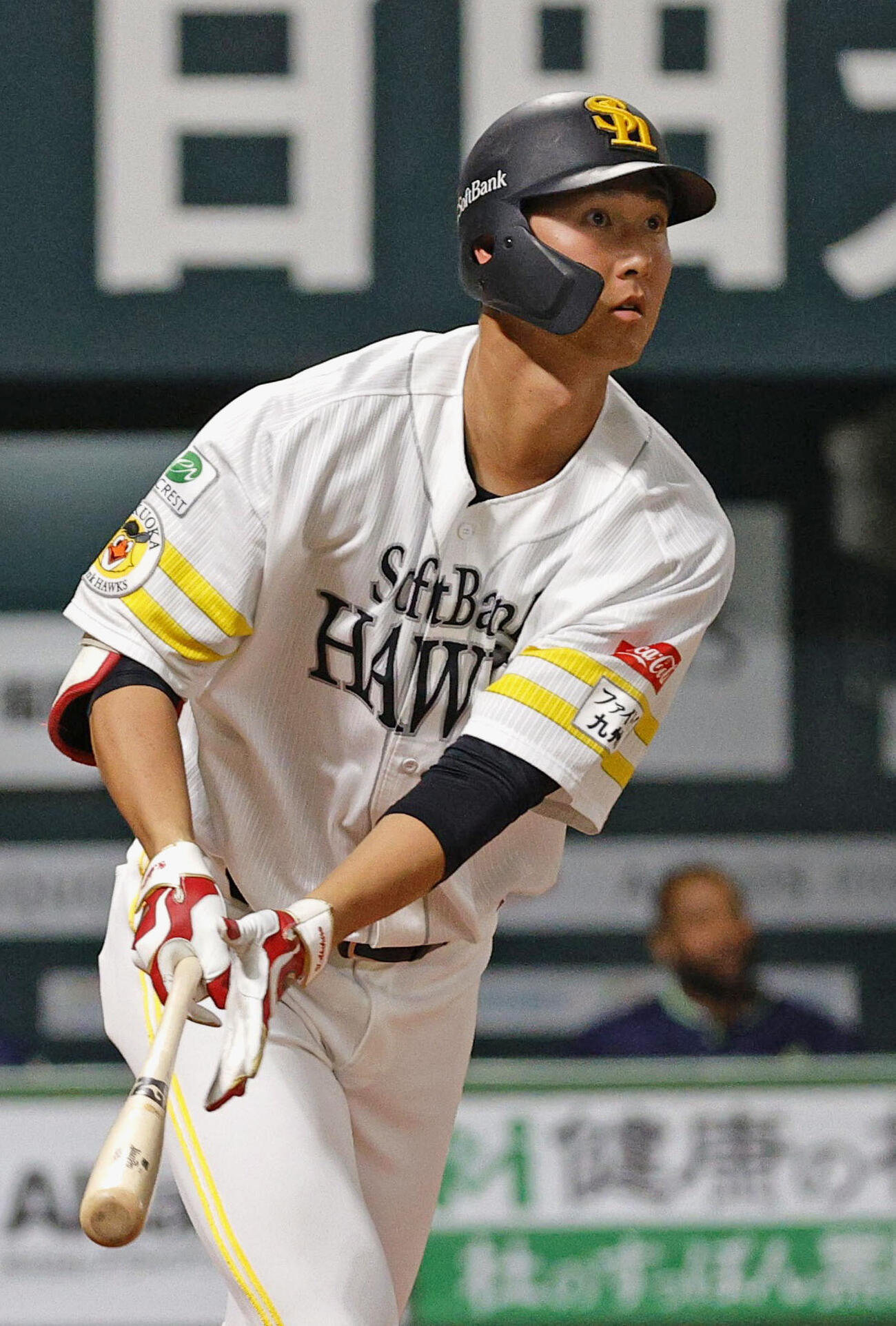 2回、右越えに本塁打を放つソフトバンク・秋広＝みずほペイペイドーム(共同)