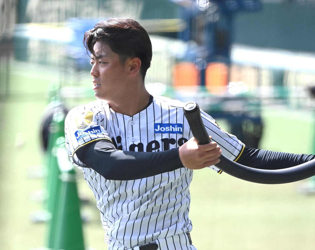 トレーニングをする阪神谷端（撮影・石井愛子）