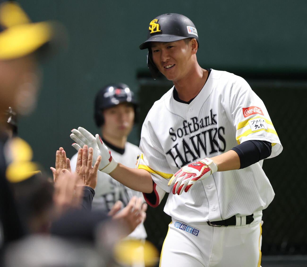 ソフトバンク対ヤクルト　2回裏ソフトバンク1死、越えに先制本塁打を放った秋広はベンチのナインンとハイタッチ（撮影・梅根麻紀）