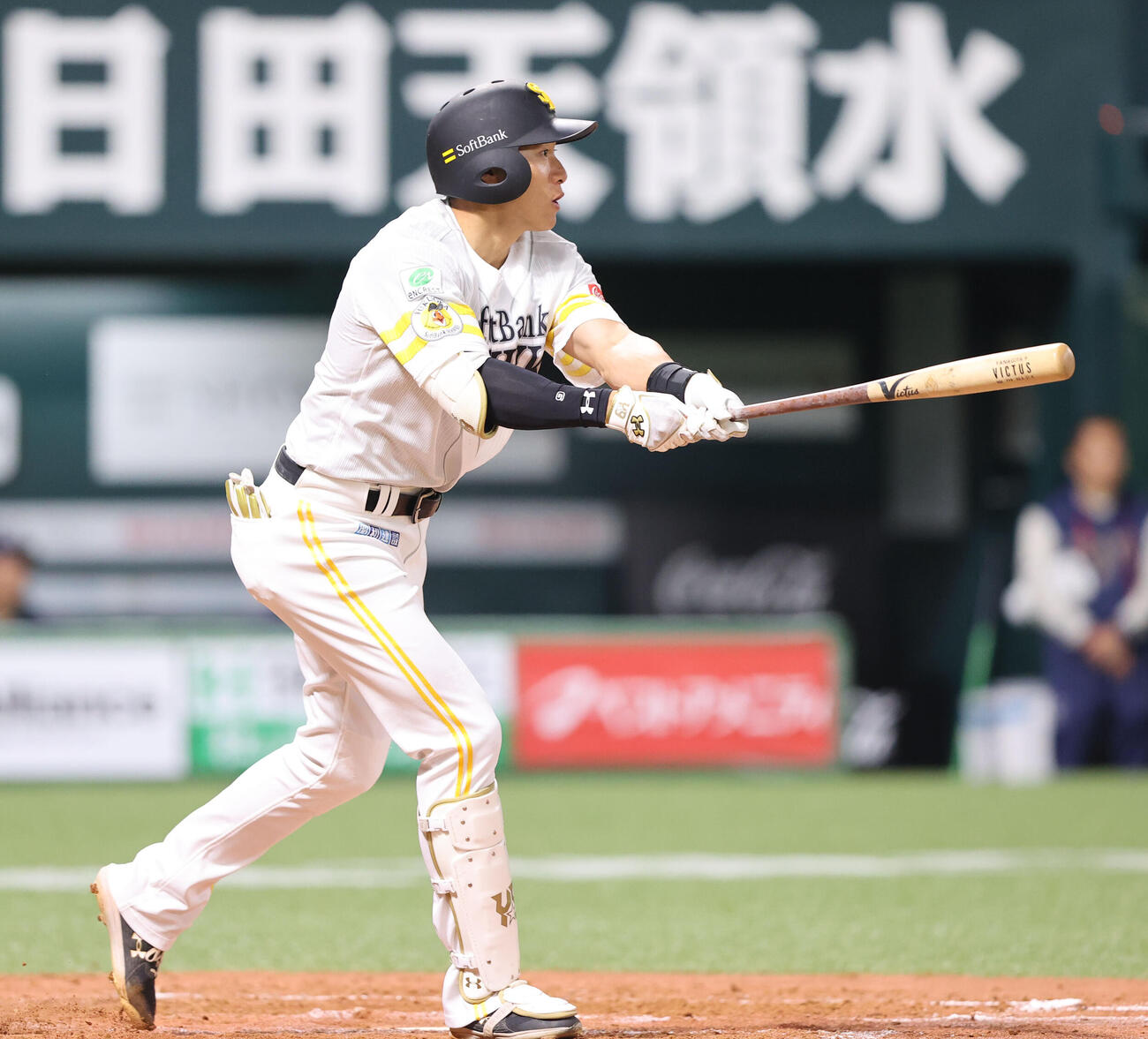 ソフトバンク対ヤクルト　4回裏ソフトバンク1死一、二塁、柳田は中越えに適時二塁打を放つ（撮影・梅根麻紀）