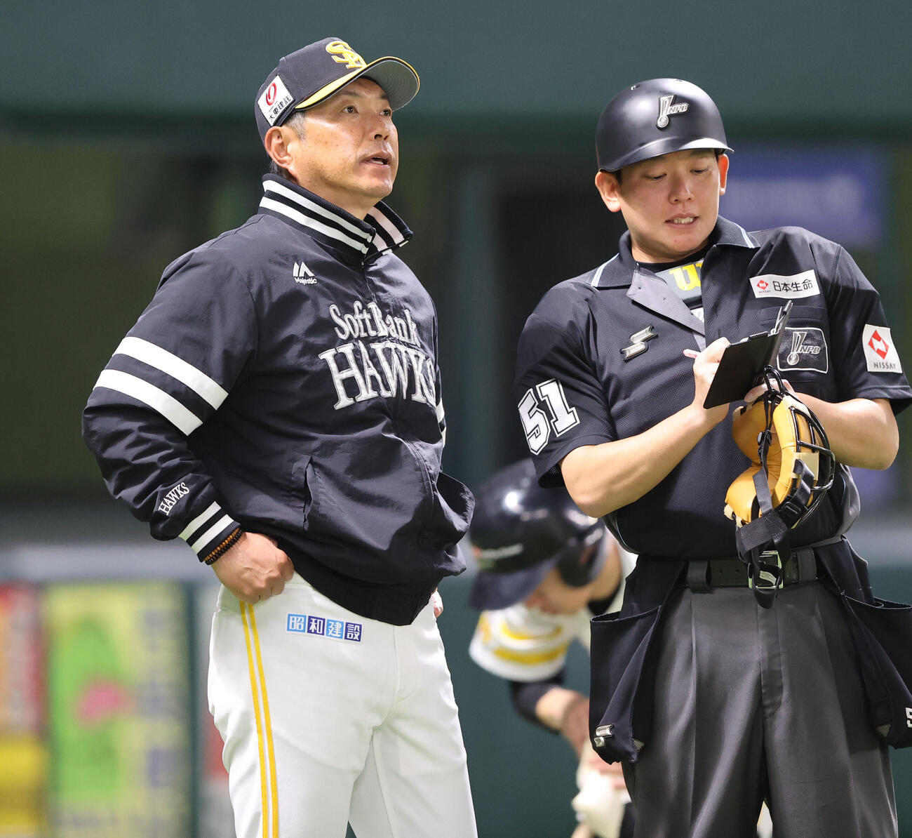 ソフトバンク対ヤクルト　審判に選手交代を告げるソフトバンク小久保監督（撮影・梅根麻紀）