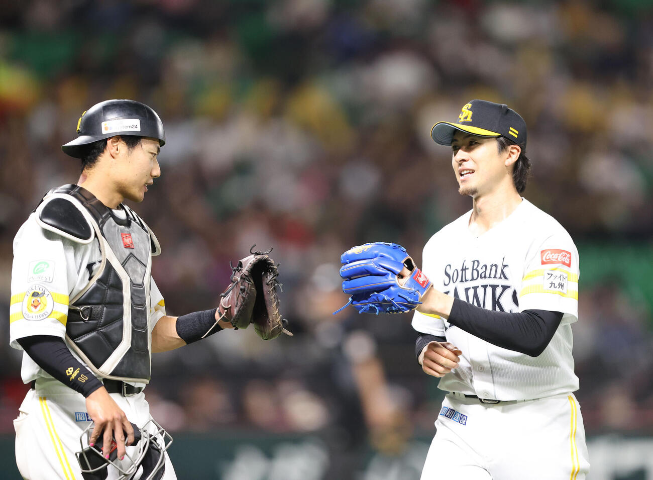 ソフトバンク対ヤクルト　先発のソフトバンク上沢直は3回を投げ終え渡辺捕手と笑顔で話をしながらベンチに引き揚げる（撮影・梅根麻紀）