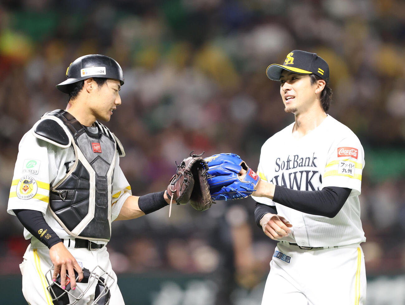 ソフトバンク対ヤクルト　先発のソフトバンク上沢直は3回を投げ終え渡辺捕手と笑顔で話をしながらベンチに引き揚げる（撮影・梅根麻紀）