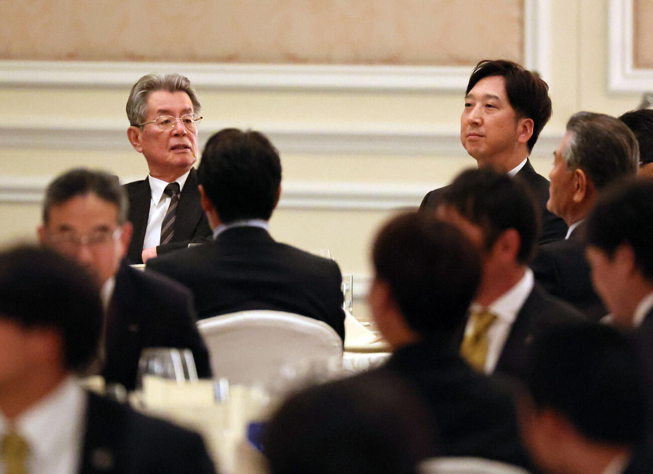阪神タイガース激励会で並んで着席する秦オーナー（左）と藤川監督（撮影・宮崎幸一）