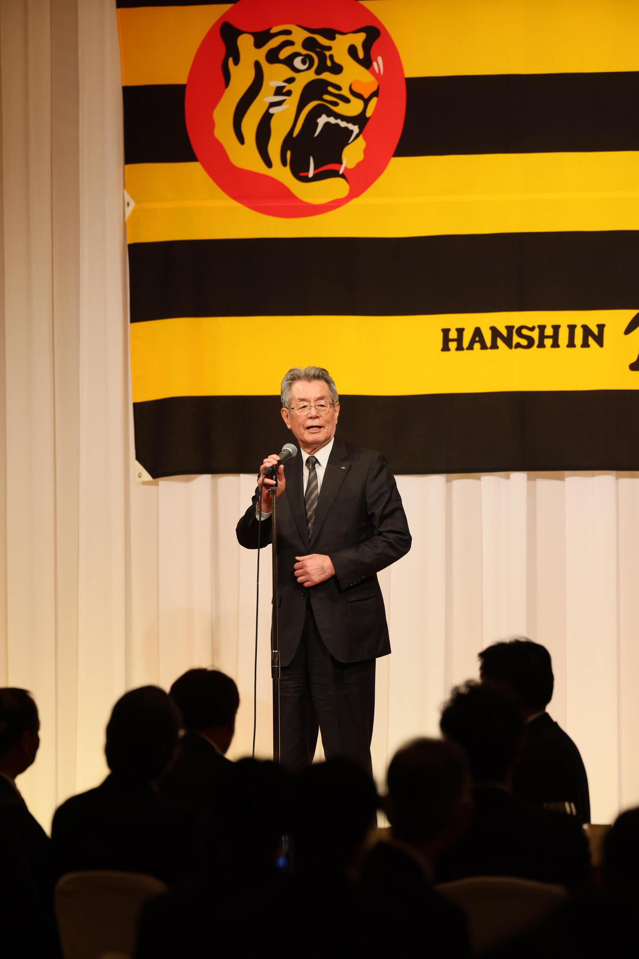 阪神タイガース激励会であいさつする秦オーナー（撮影・宮崎幸一）