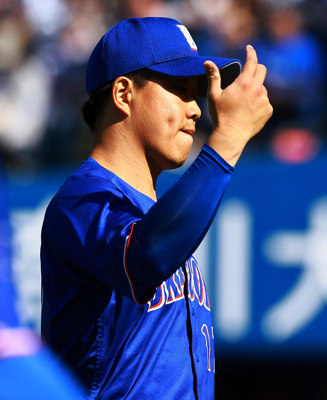 DeNA対中日　3回裏を終え、ベンチに戻る中日先発の柳（撮影・野上伸悟）
