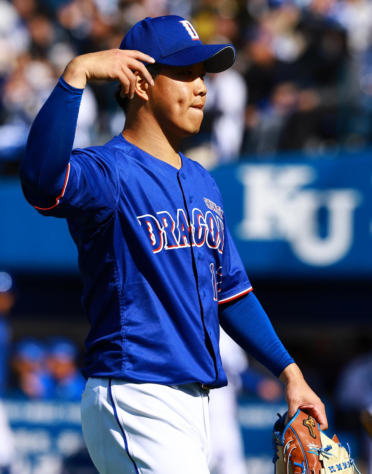DeNA対中日　3回裏を終え、ベンチに戻る中日先発の柳（撮影・野上伸悟）