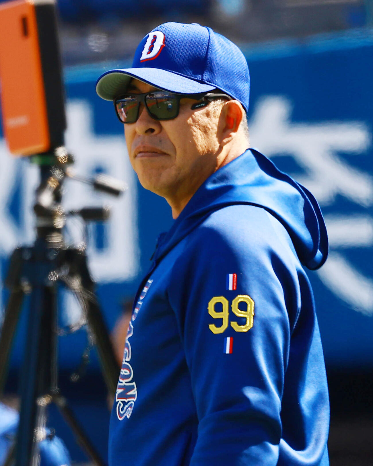 DeNA対中日　練習を見つめる中日井上監督（撮影・野上伸悟）
