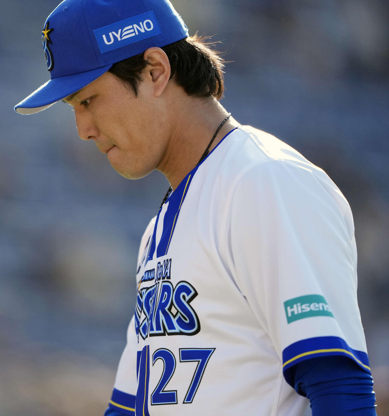 DeNA対中日　うつむいたままベンチに戻る藤浪（撮影・小島史椰）