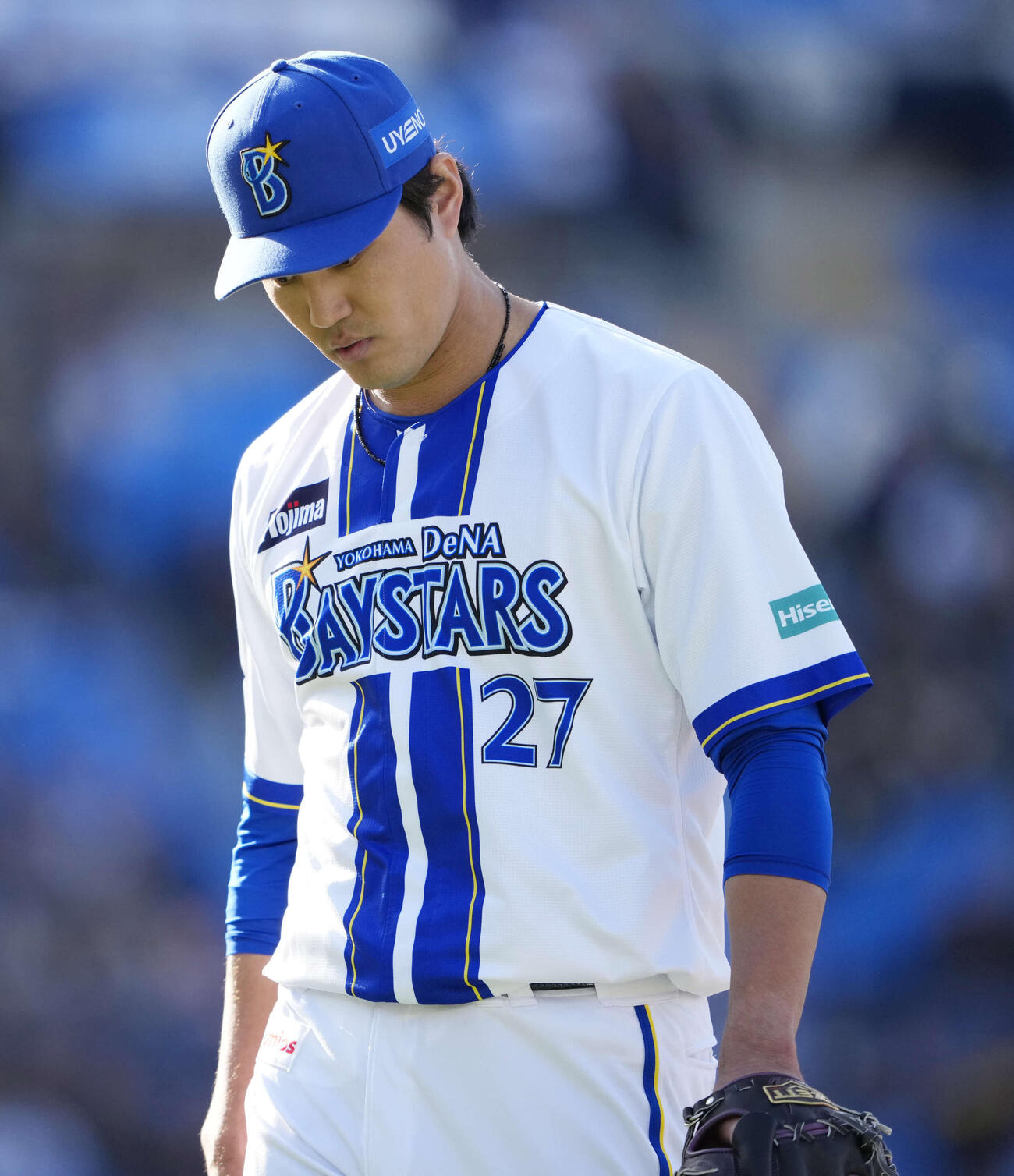 うつむいたままベンチに戻る藤浪（撮影・小島史椰）