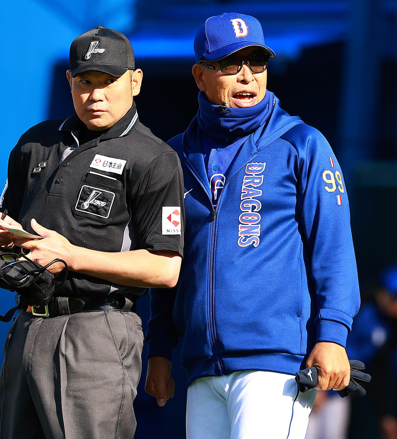 DeNA対中日　山路球審（左）に選手交代を告げる中日井上監督（撮影・野上伸悟）