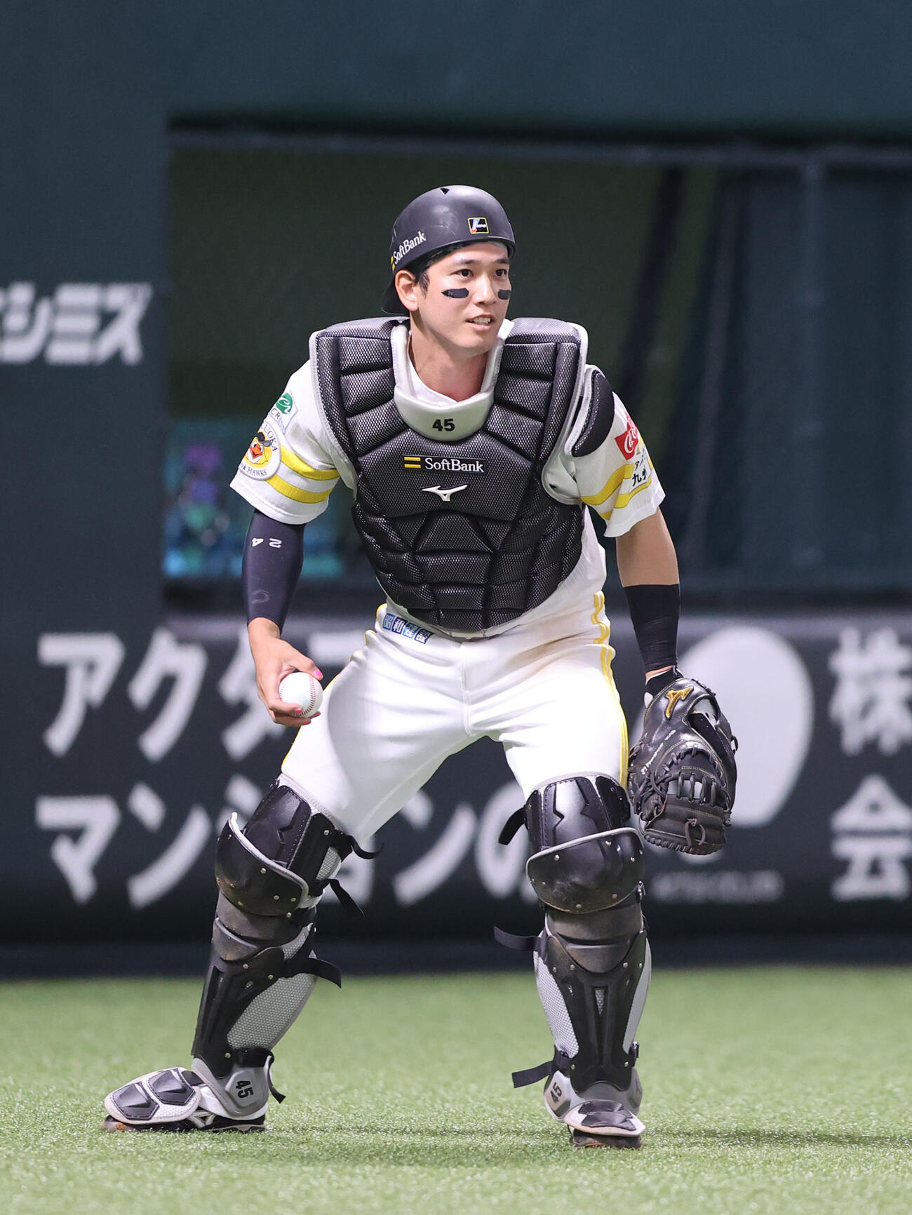 ソフトバンク対ヤクルト　5回表ヤクルト2死三塁、打者丸山のとき伊藤は暴投、後方に球を追う栗原捕手（撮影・梅根麻紀）